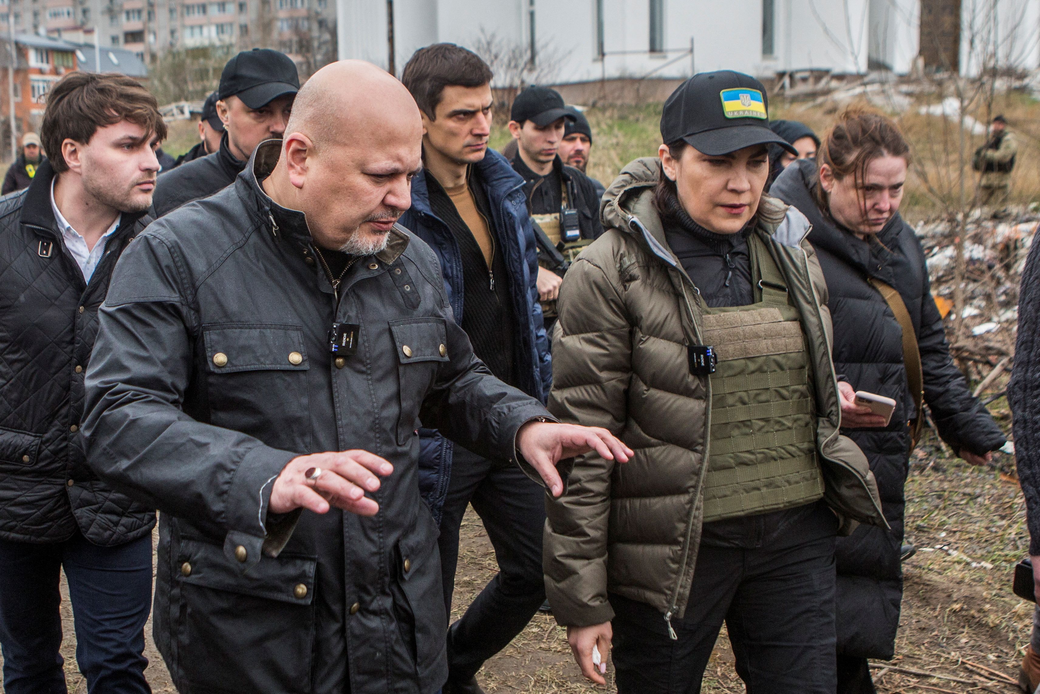 El fiscal de la Corte Penal Internacional (CPI), Karim Khan, y la fiscal general de Ucrania, Iryna Venediktova, visitan el lugar de una fosa común en la ciudad de Bucha, en las afueras de Kiev, el 13 de abril de 2022 (REUTERS/Volodymyr Petrov)