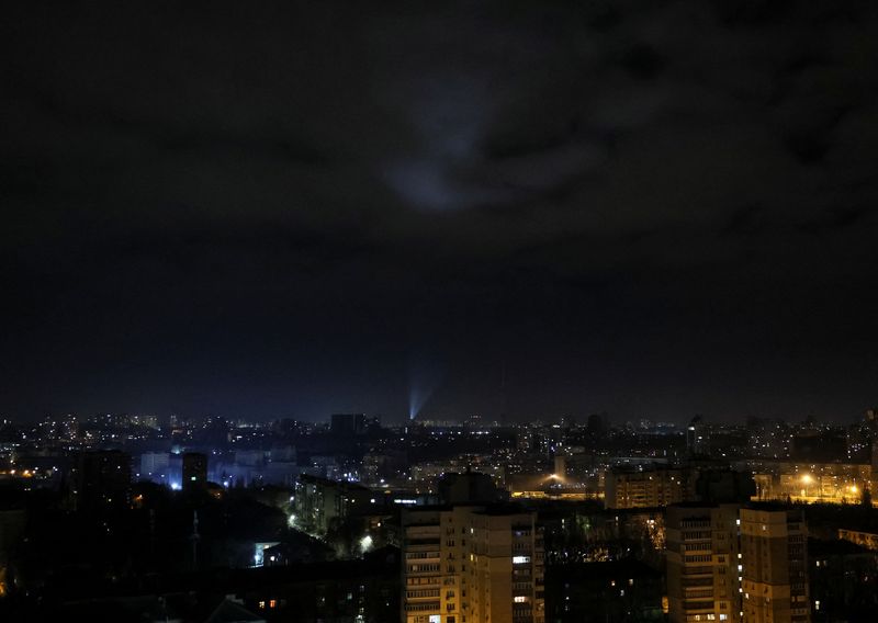 Militares ucranianos utilizan reflectores mientras buscan drones en el cielo de la ciudad durante un ataque de drones rusos, en medio del ataque de Rusia a Ucrania, en Kiev, Ucrania, 1 de enero (Reuters)