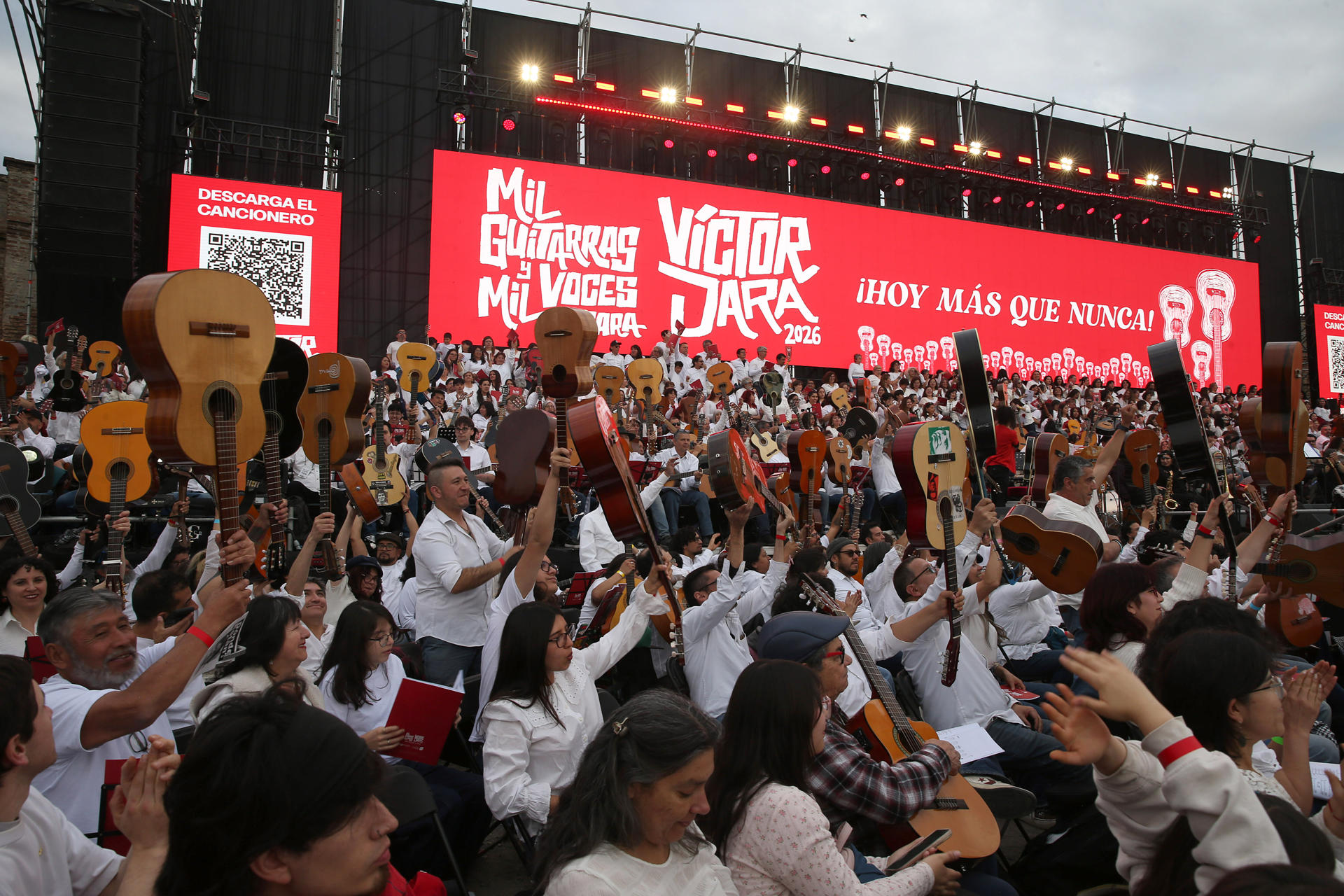 Una multitud homenajea a Víctor Jara,  el músico al que le quebraron las manos y se convirtió en símbolo de Chile