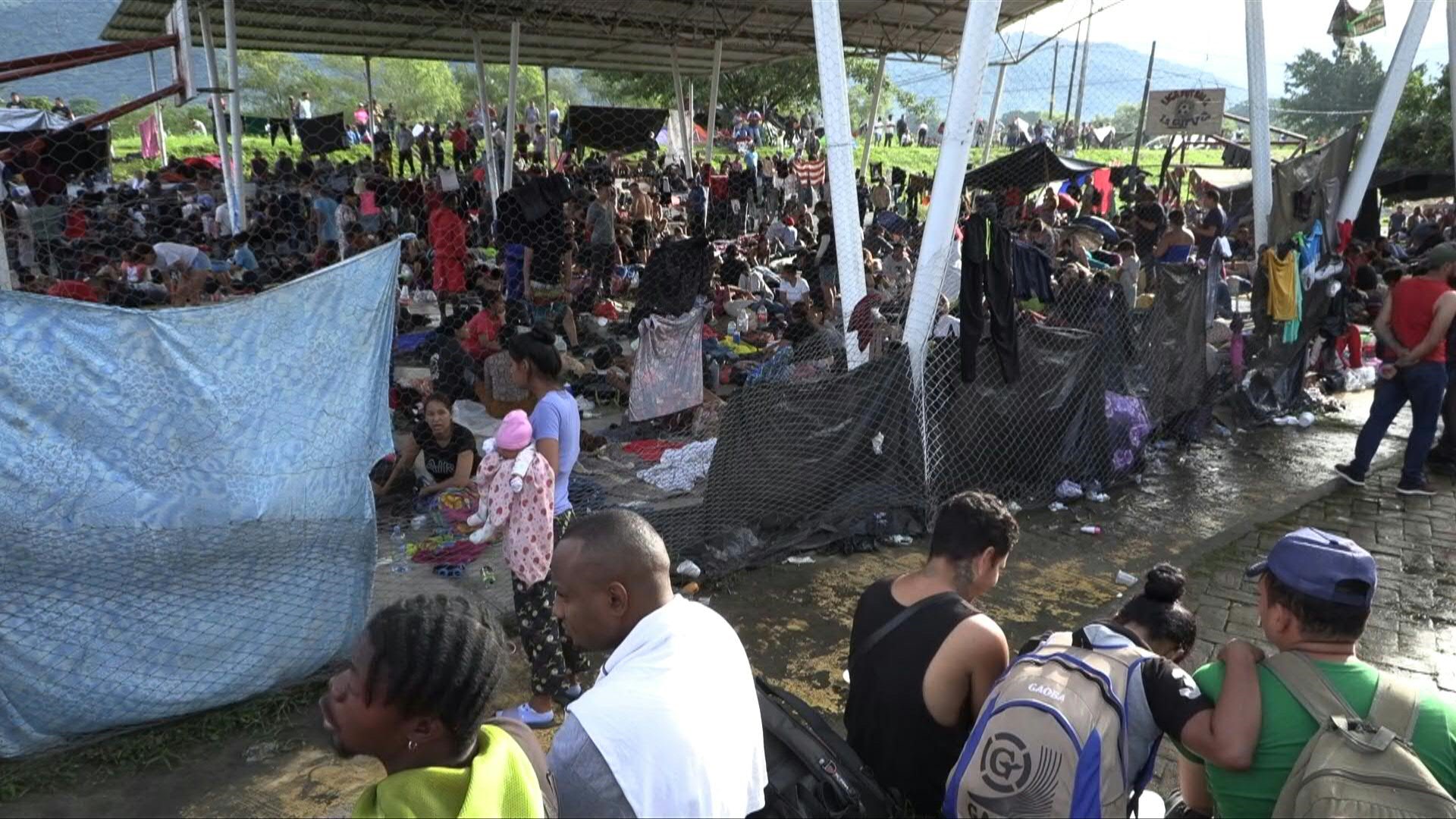 La caravana de miles de migrantes irregulares que recorre México a la espera de negociar con autoridades migratorias salvoconductos que les permitan seguir la marcha.