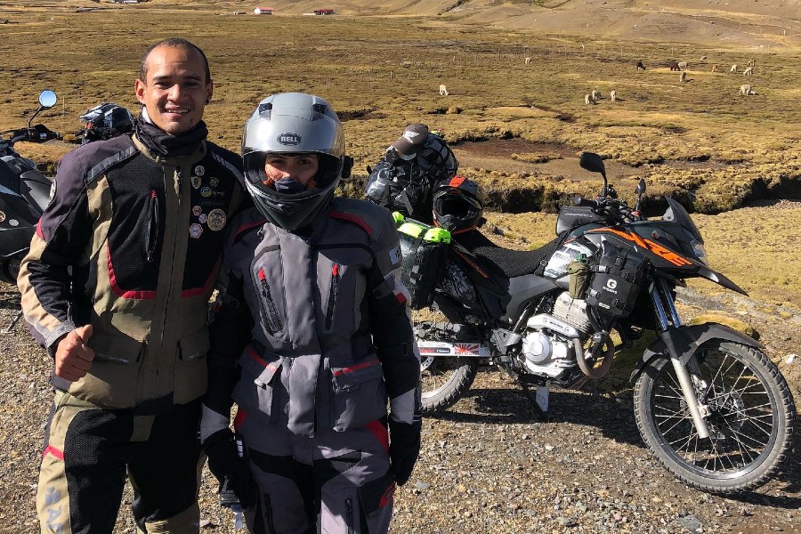 Pareja de colombianos recorrían Suramérica en moto hasta que se las robaron en Argentina, ahora piden ayuda para regresar