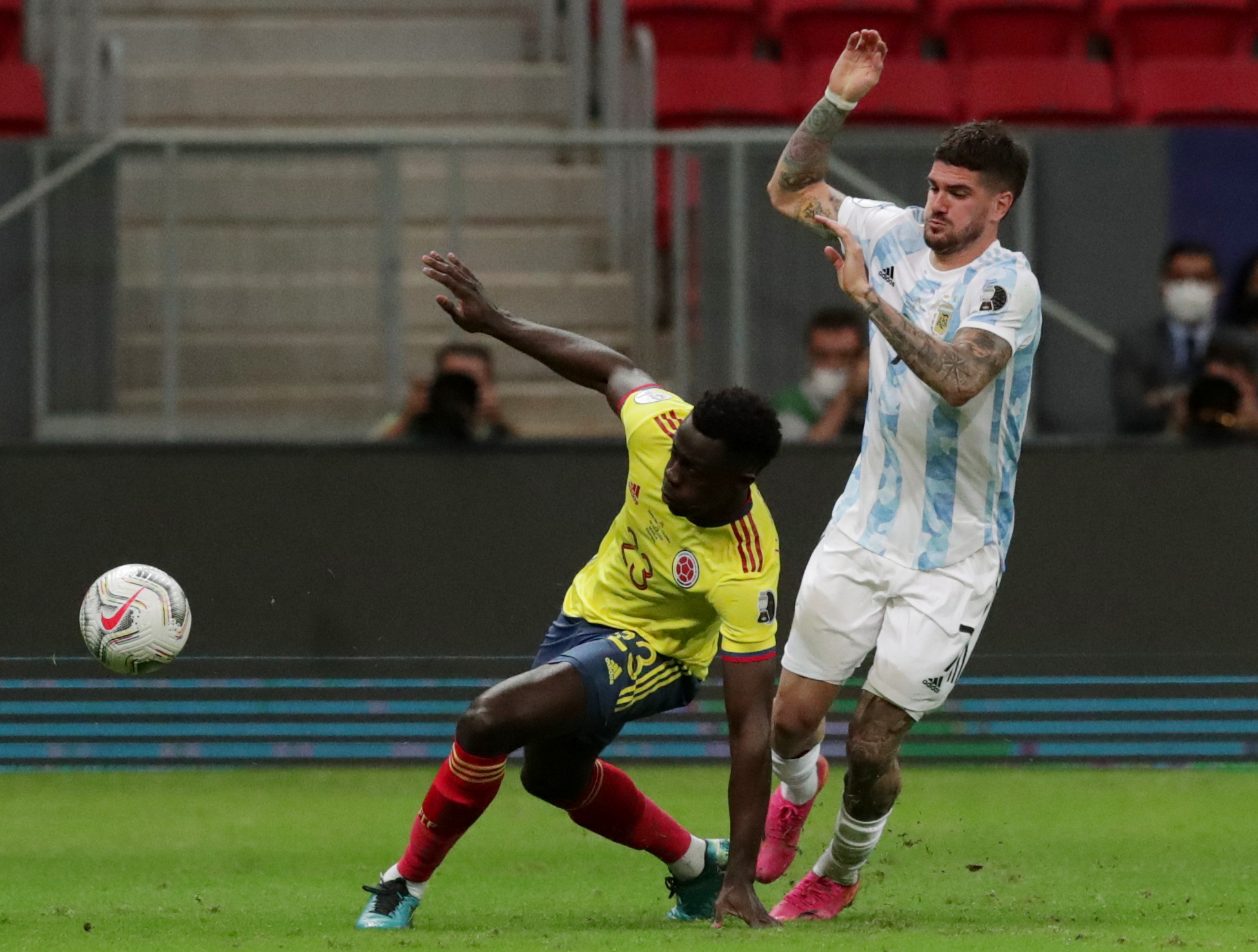 Davinson Sánchez enfrentando a Argentina en las semifinales de la Copa América 2021 - Foto: REUTERS/Henry Romero