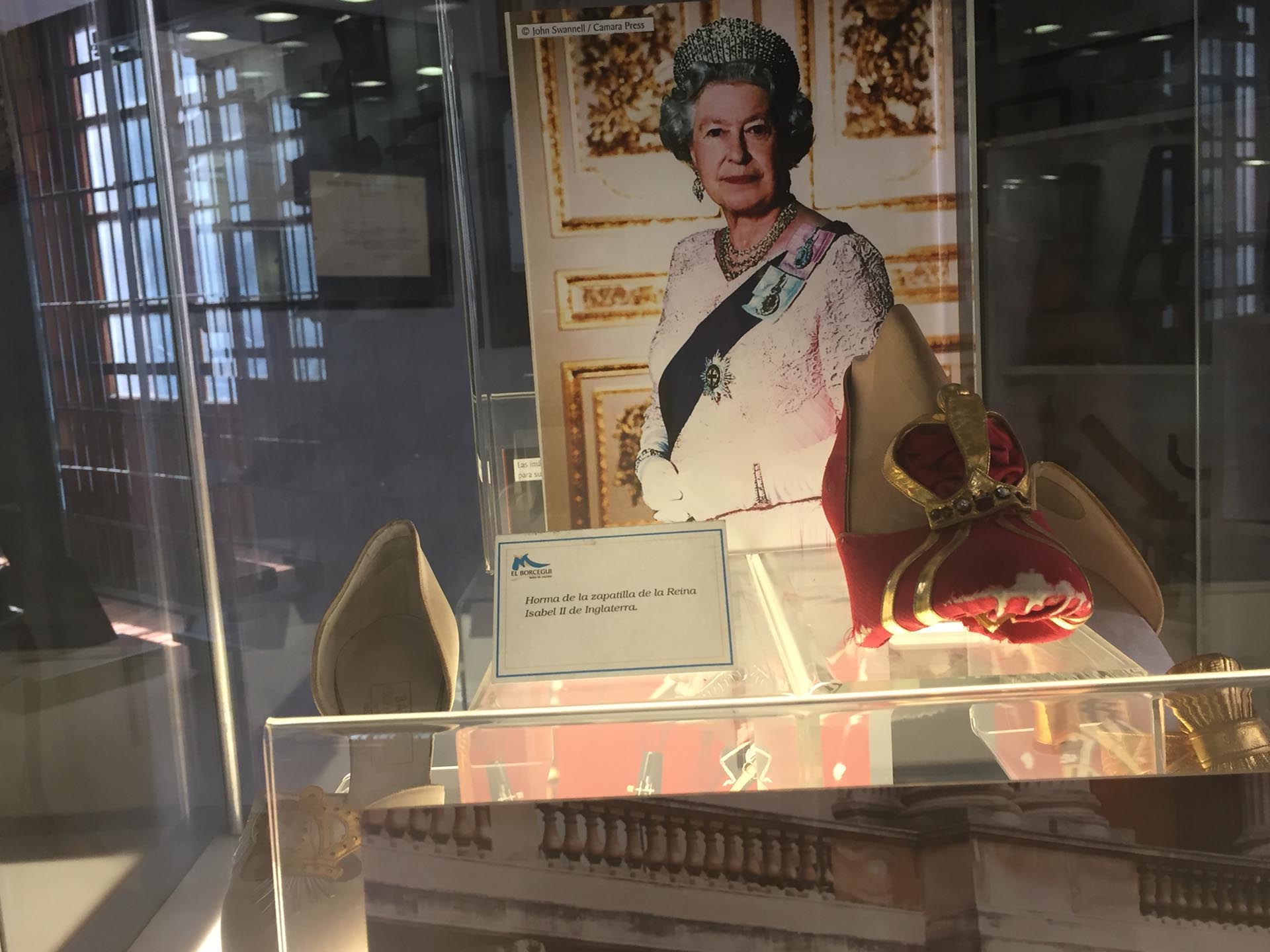 Isabel II es la monarca más longeva en la historia británica. Bajo su reinado pasaron 15 primeros ministros, 6 Papas y territorios coloniales se convirtieron en naciones. Madre de cuatro hijos, se casó enamorada pero priorizó las obligaciones de palacio a todos sus deseos