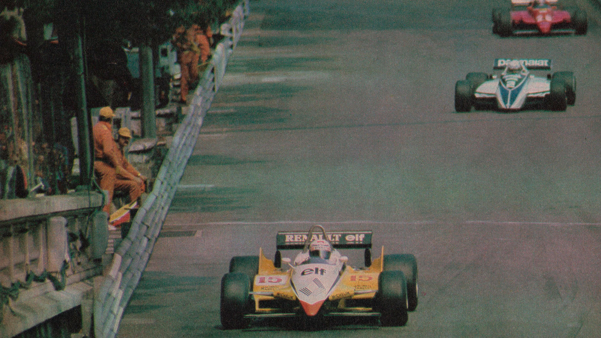 En el mismo sector donde luego chocó, Alain Prost precede a Riccardo Patrese y Didier Pironi (Archivo CORSA)