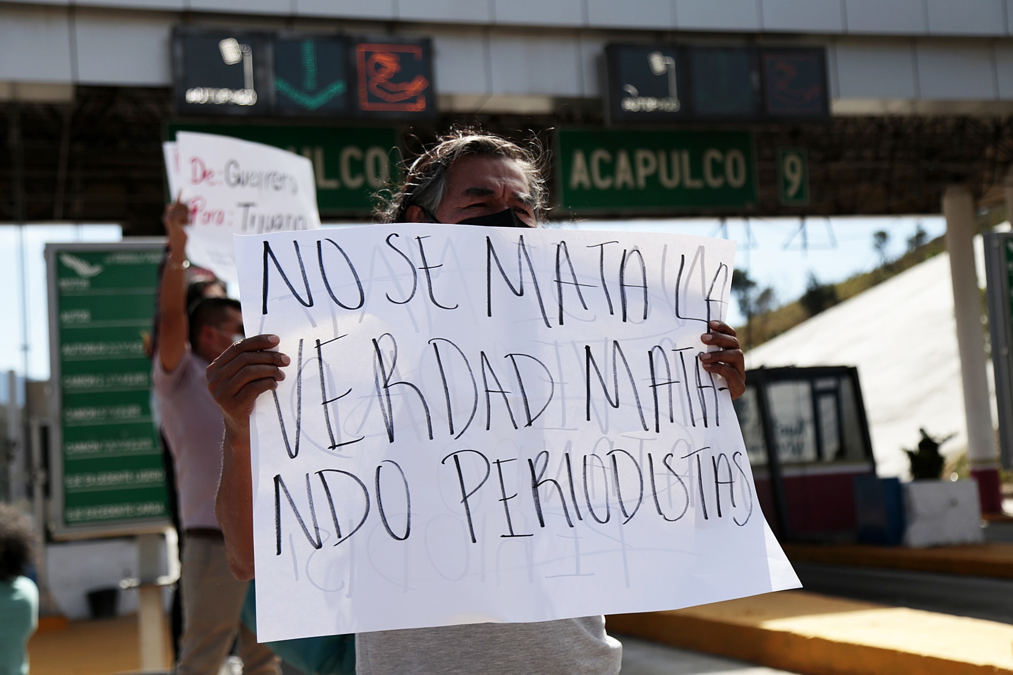 Periodistas de diferentes medios de comunicación protestan en la caseta de Palo Blanco, hoy, en la Ciudad de Chilpancingo (Foto: EFE)