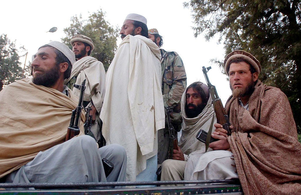 Antiguos combatientes talibán en Jalalabad en novimebre de 2001 (Europa Press/SPENCER PLATT)

