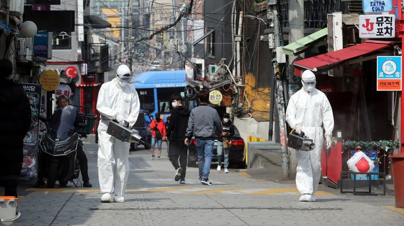 Trabajadores de cuarentena rocían desinfectantes en la zona de bares nocturnos del barrio de Itaewon, tras el brote de coronavirus en Seúl, Corea del Sur (Reuters)