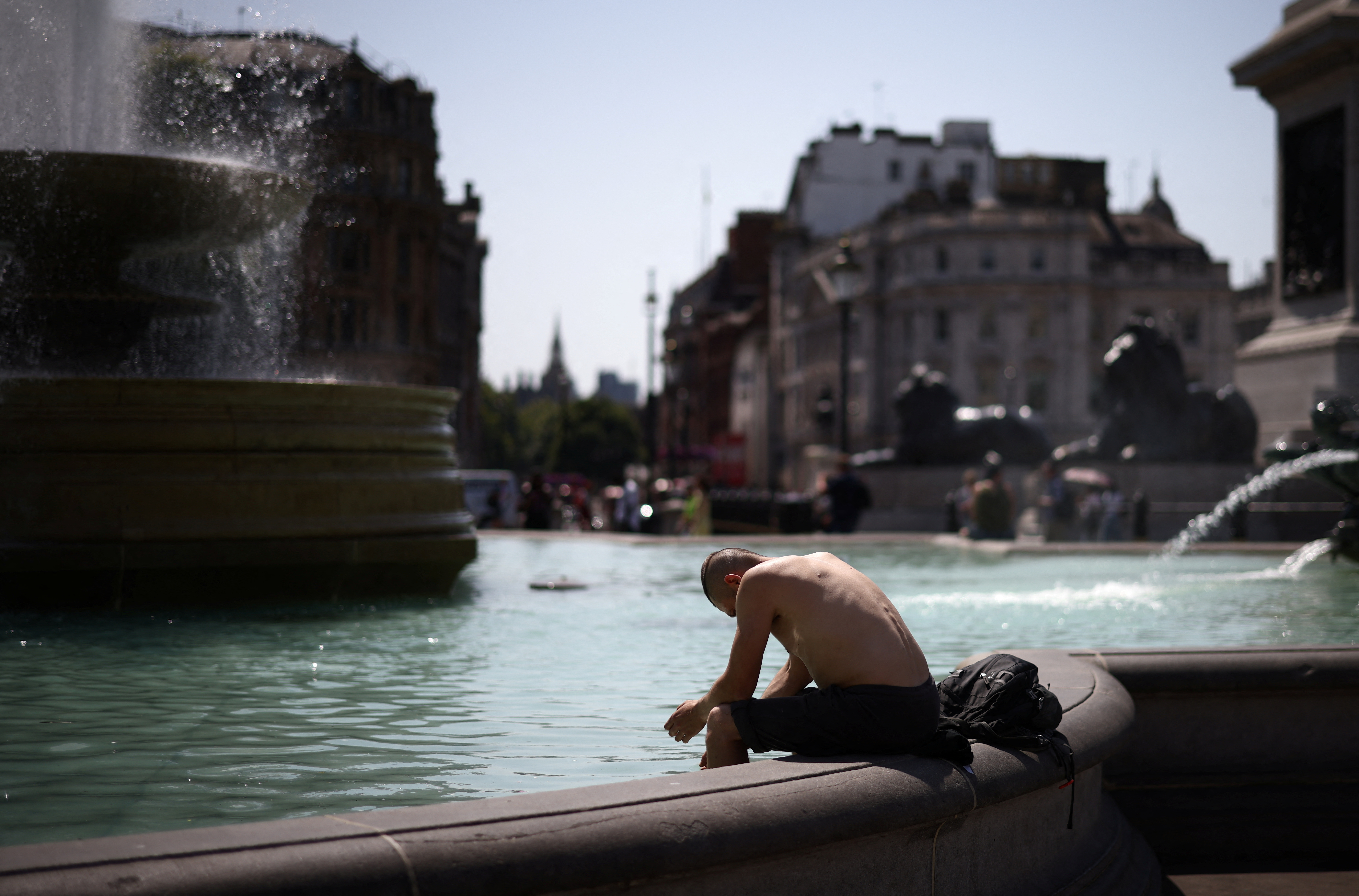 El Reino Unido registró este martes su día más caluroso, con una temperatura récord de 40.2°C, lo cual hizo que la gente se refrescara en las distintas fuentes de la ciudad.