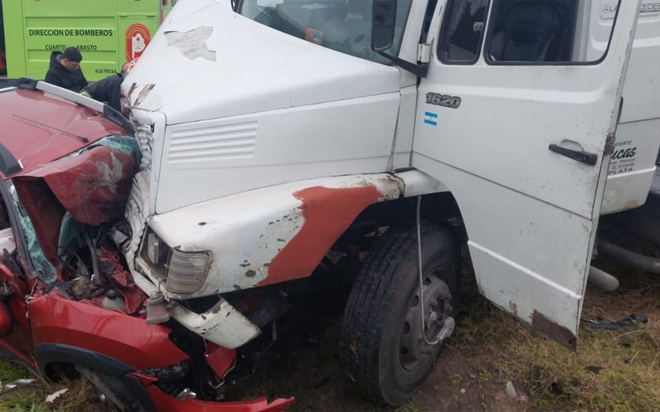Tr&aacute;gico choque entre un cami&oacute;n y una camioneta en La Plata: una mujer muri&oacute; y una menor result&oacute; herida