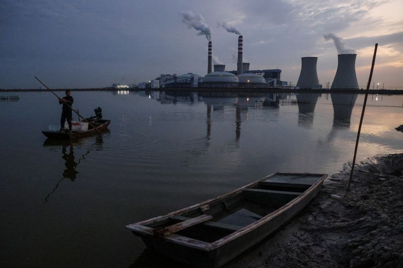 Pescadores de la comunidad se han visto severamente afectados por la contaminación de la carboeléctrica (Foto Ilustrativa de Tianjín, China: REUTERS/Thomas Peter)