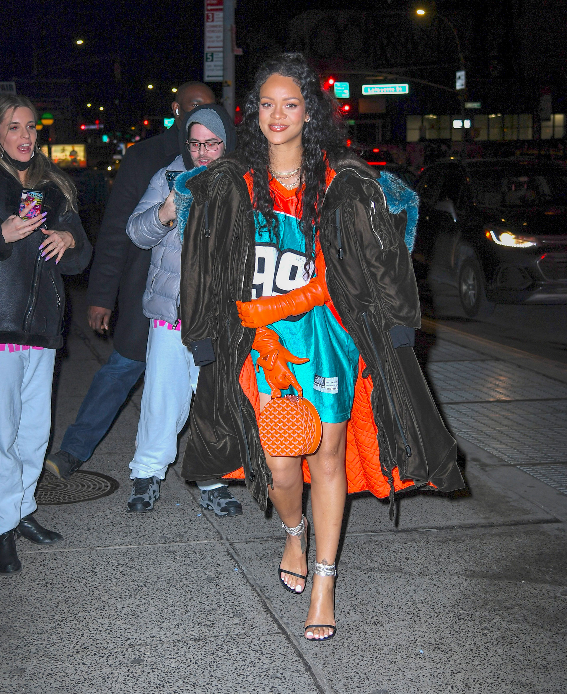 Una noche llena de planes. Rihanna fue a comer a un exclusivo restaurante de Nueva York y luego se dirigió hacia el estudio de ASAP Rocky. Para ello, lució un extravagante y colorido look que incluyó una camiseta turquesa y guantes color naranja que combinó con su cartera