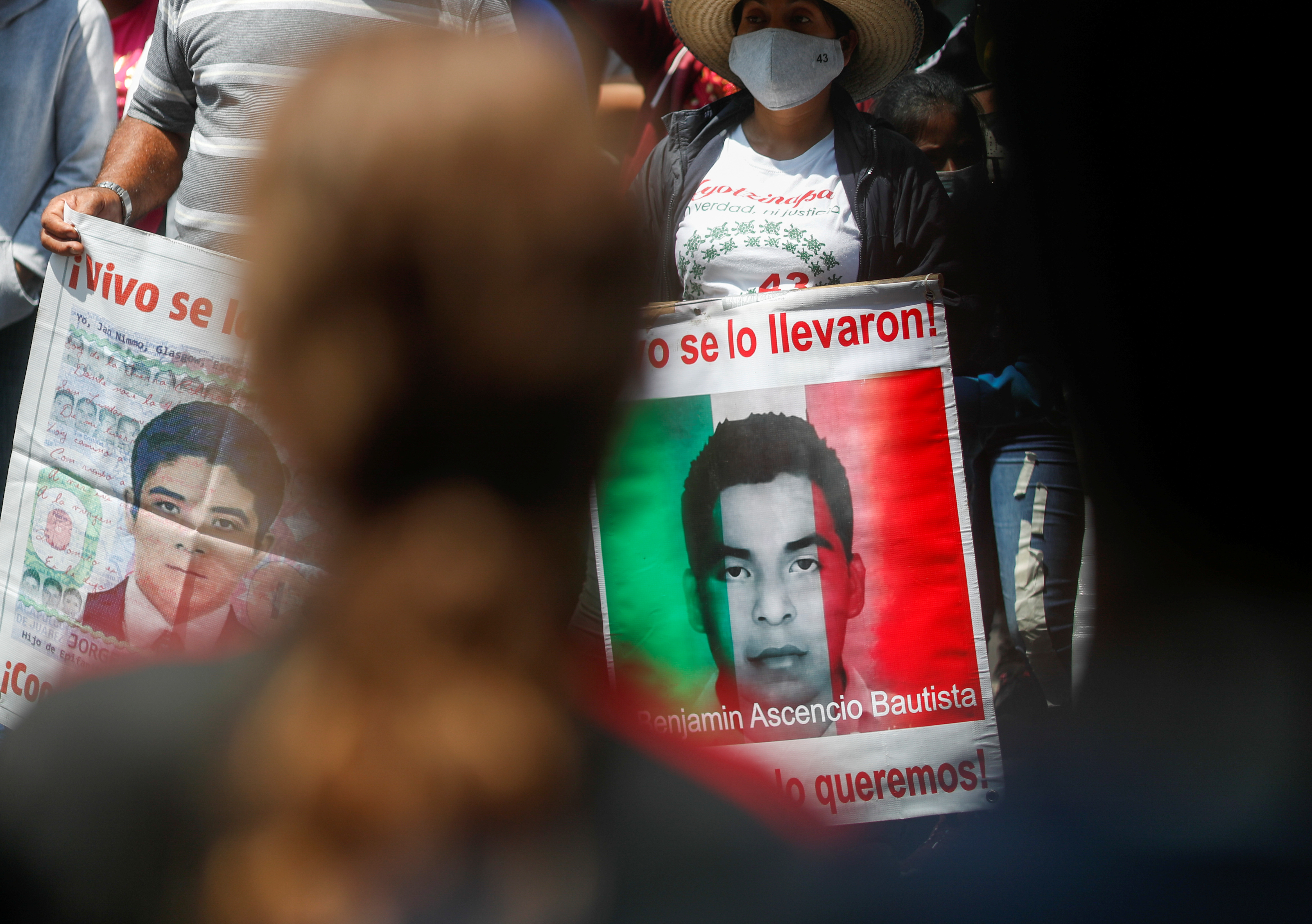 Familiares de estudiantes desaparecidos sostienen carteles con sus imágenes durante una protesta frente a la Corte Suprema de Justicia, antes del sexto aniversario de la desaparición de 43 estudiantes de la Escuela Normal Rural de Ayotzinapa, en la Ciudad de México, México 23 de septiembre de 2020.