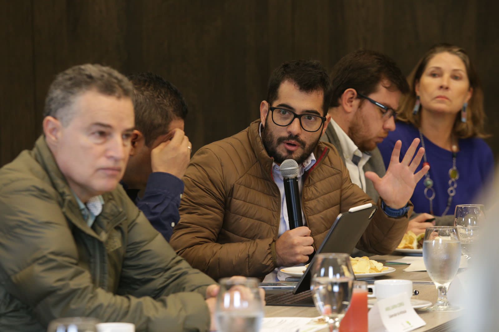 En reunión realizada en Rionegro, se destacan avances en la actualización del plan maestro del aeropuerto y en la identificación y actualización de predios afectados.