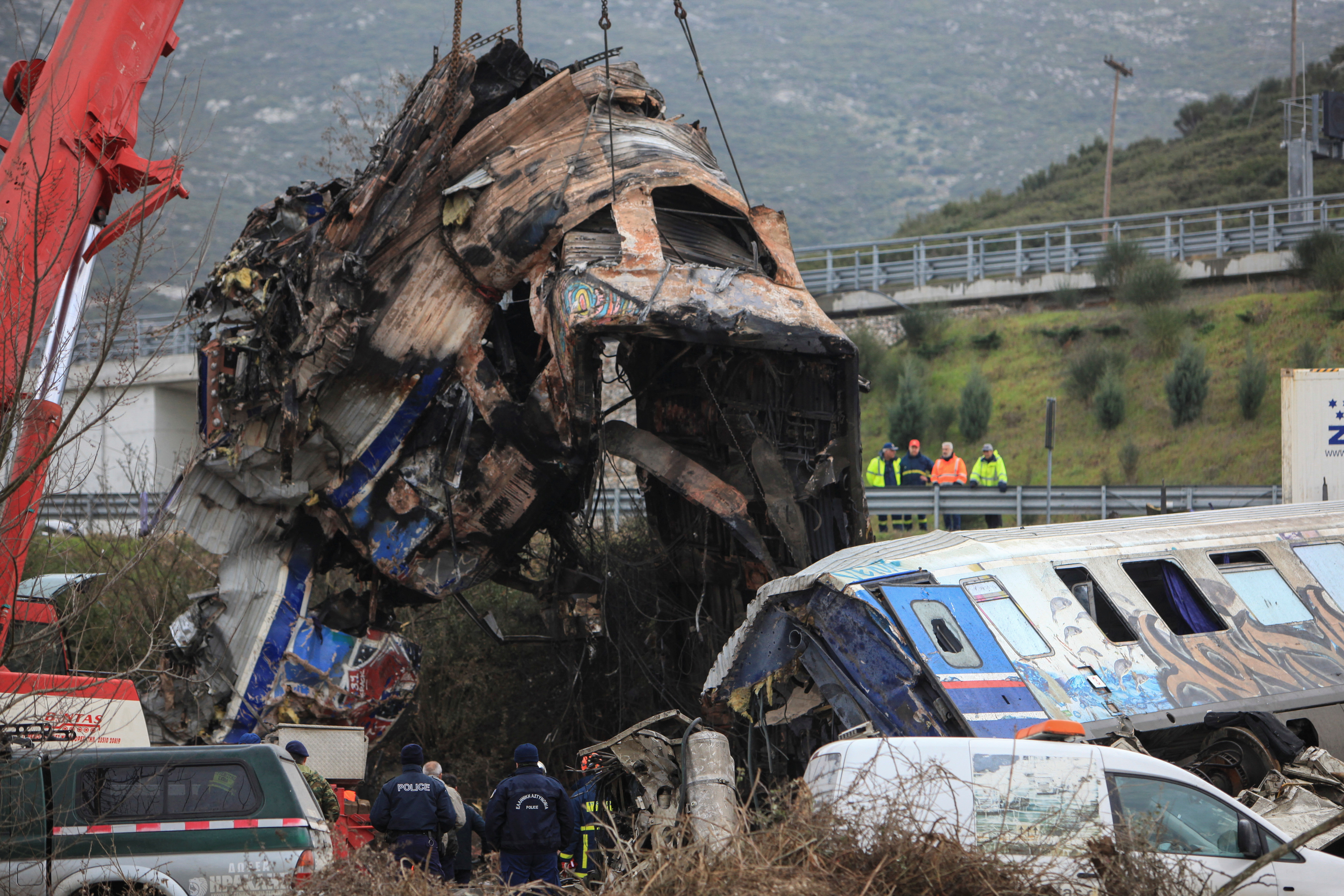 Una grúa levanta restos de un vagón (Reuters)