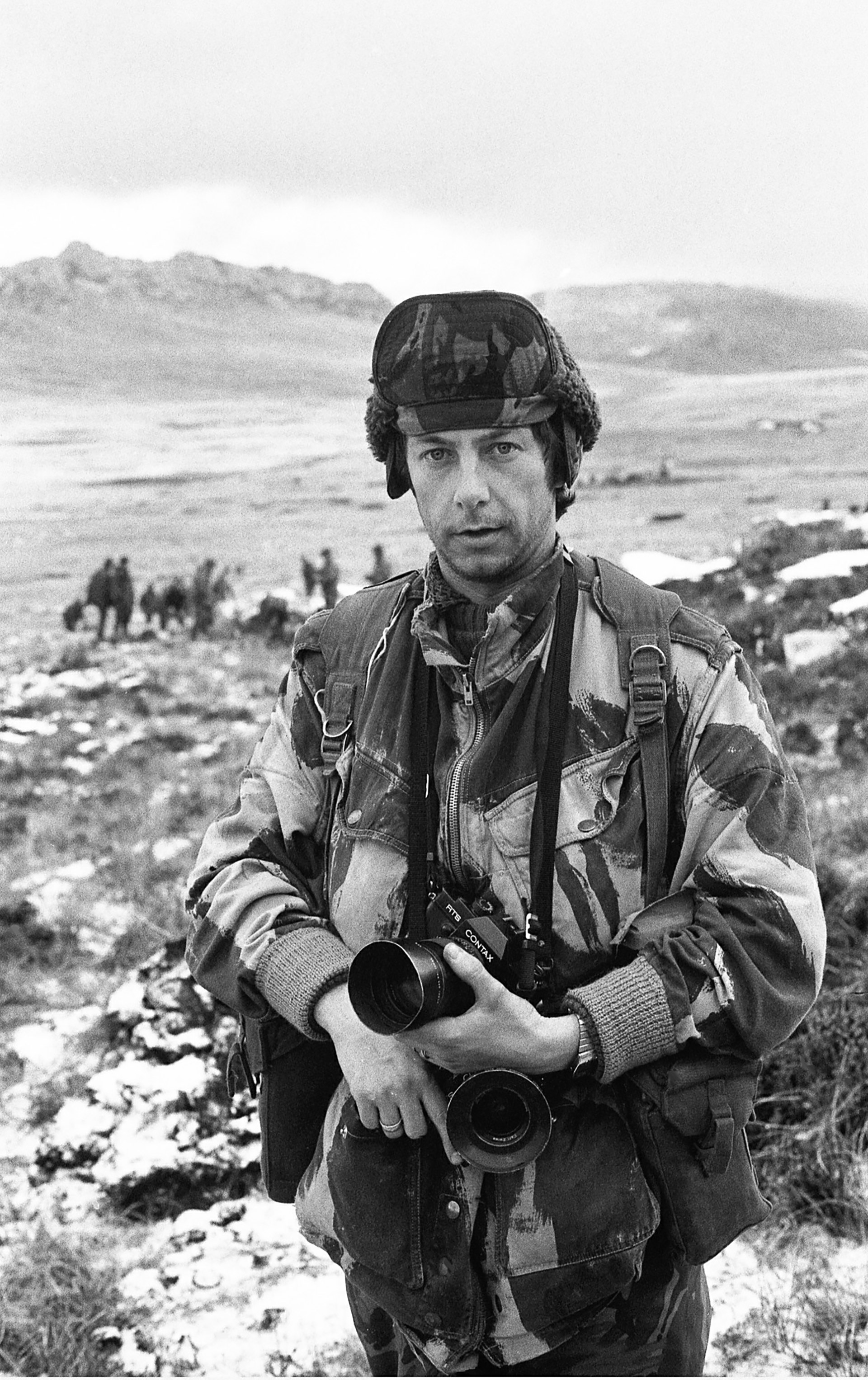 Paul Haley en el Monte Tumbledown de Malvinas, pocos minutos después del cese de fuego. Llegó el 1º de junio de 1982 junto a la 5ta. Brigada de Infantería y permaneció hasta dos semanas después del 14 de junio (Foto: Sgt Ron Hudson/IWM)