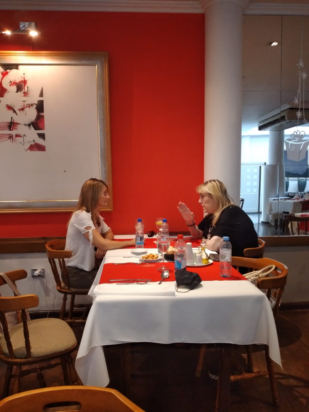 Otra imagen de la reunión de la dra. Hermida Leyenda con Yamina Kroh, la mamá de Nahir, que tiene botón antipánico luego de su separación de Marcelo Galarza