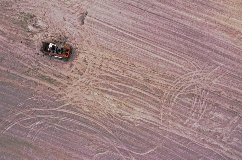 FOTO DE ARCHIVO: Un vehículo militar en un campo de cereales previamente minado con explosivos, durante la invasión rusa de Ucrania, en la región de Chérnigov, Ucrania, 24 de mayo de 2022. REUTERS/Edgar Su