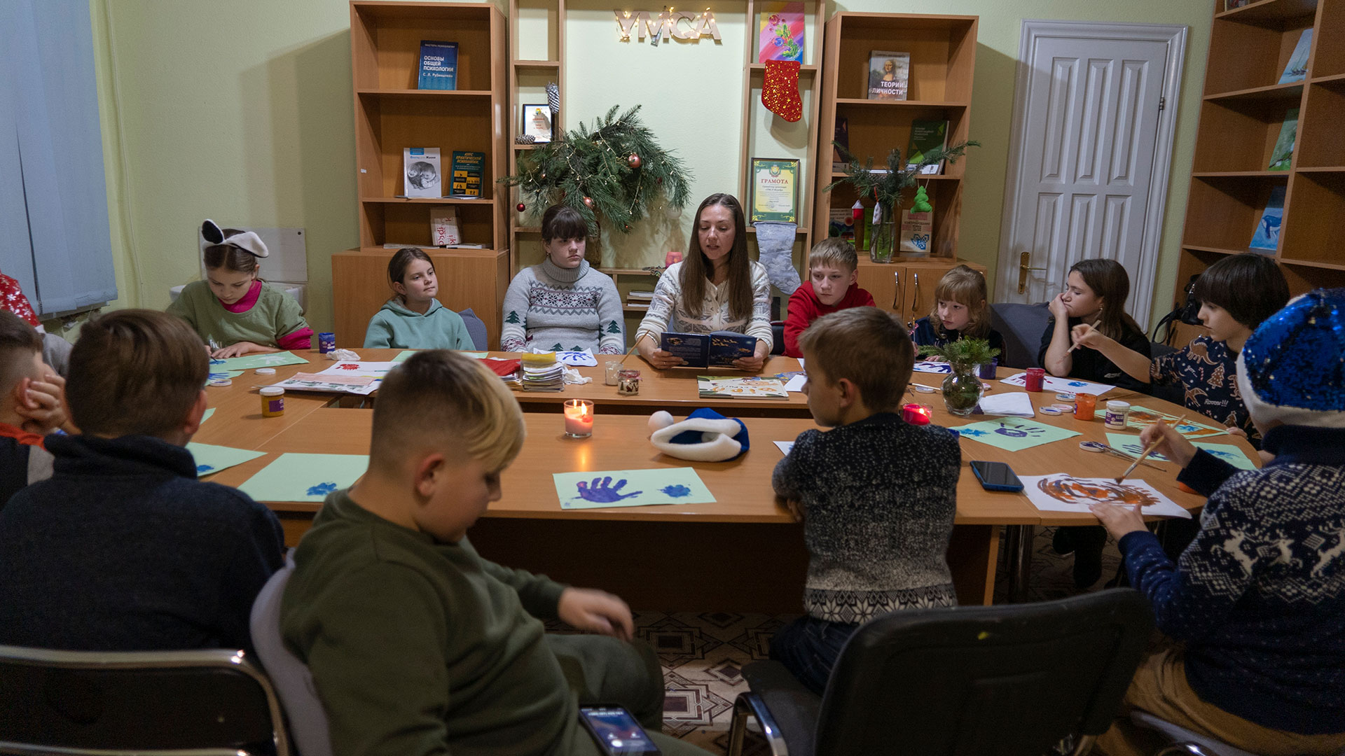 Niños traumatizados por la guerra dibujan en el Centro de Rehabilitación Social y Psicológica en Boyarka cerca de Kiev, Ucrania, el miércoles 7 de diciembre de 2022. 
(Foto AP/Vasilisa Stepanenko)