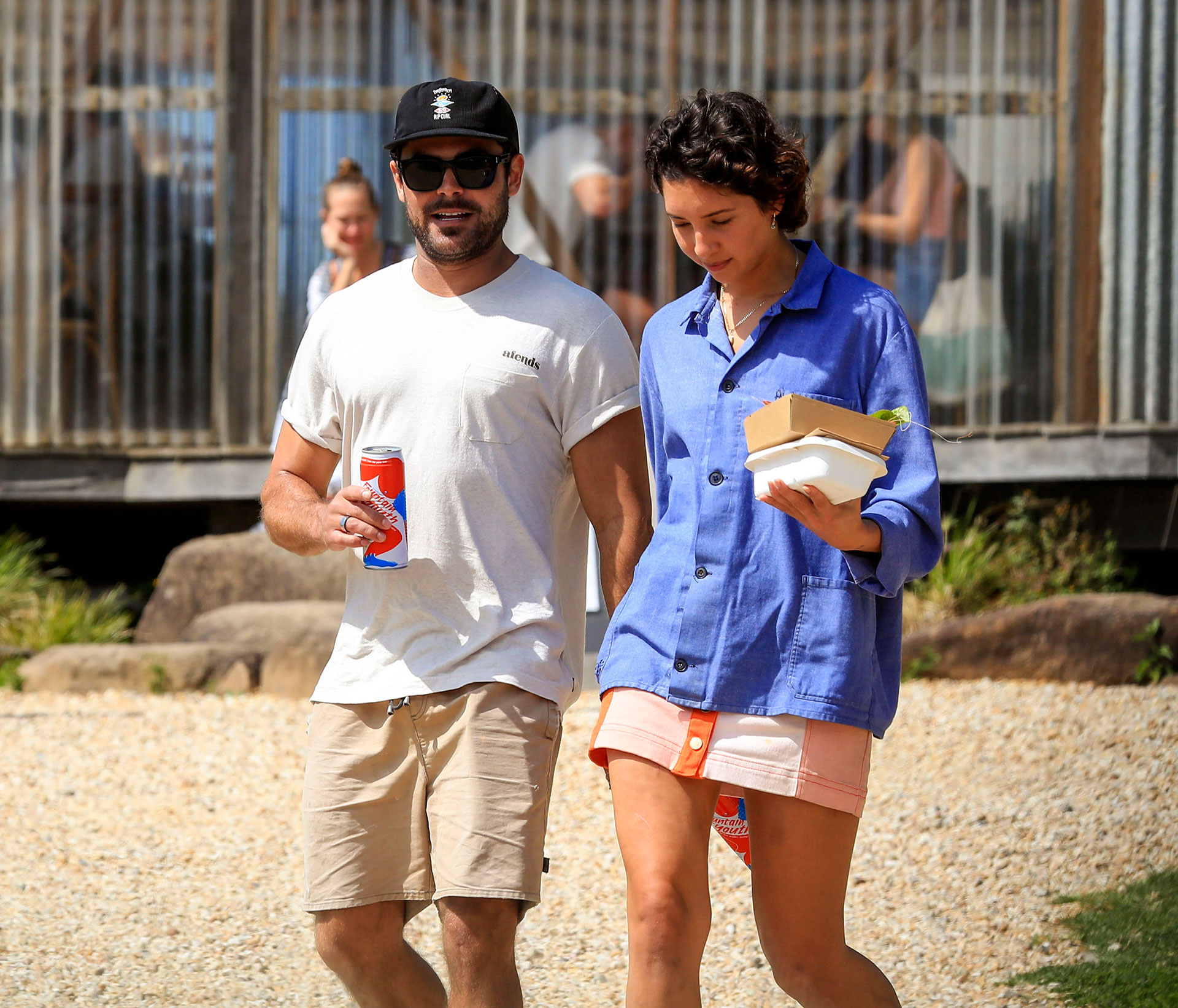 Zac Efron y Vanessa Valladares en Byron Bay, Australia. (The Grosby Group)