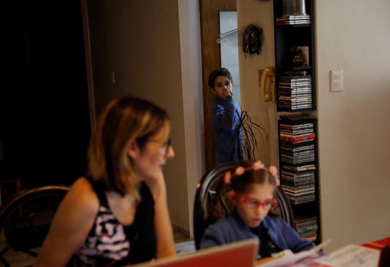 Un gran número de mujeres tuvo que combinar el trabajo desde casa con las clases virtuales de sus hijos. (FOTO: REUTERS / Carlos Jasso)