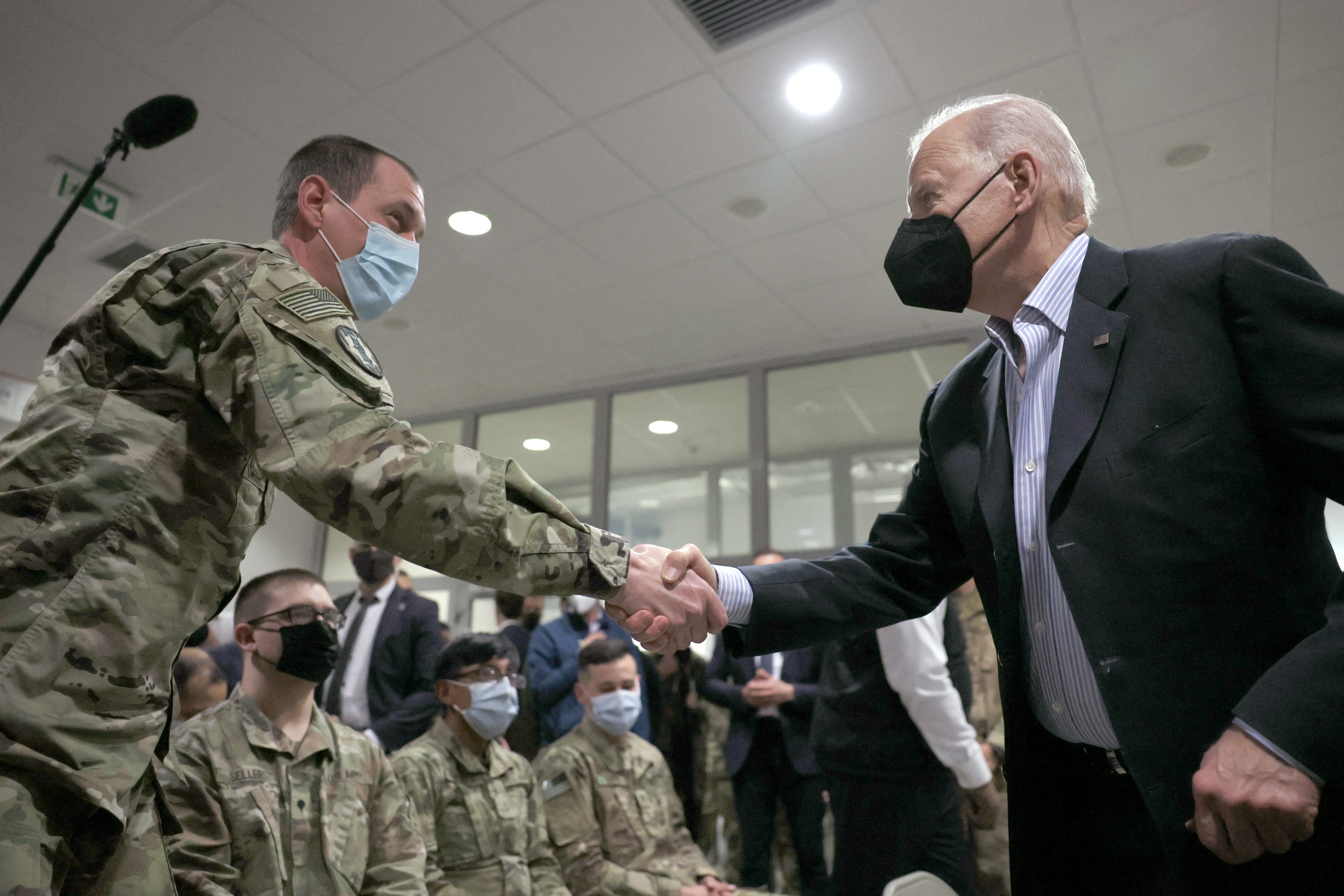 El presidente de Estados Unidos, Joe Biden, se reúne con soldados del ejército estadounidense asignados a la 82ª División Aerotransportada en el G2 Arena en Jasionka, cerca de Rzeszow, Polonia, el 25 de marzo de 2022. REUTERS/Evelyn Hockstein