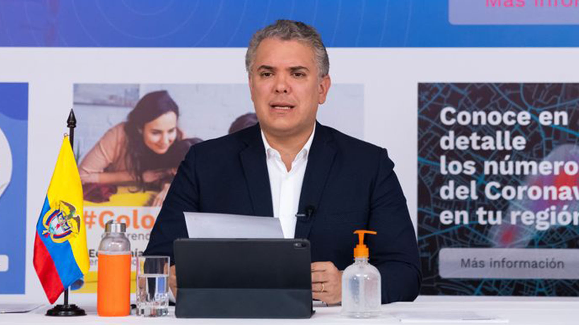 El presidente de Colombia, Iván Duque, habla durante un programa diario de televisión en medio del brote de COVID-19 desde la sede de la Presidencia en Bogotá.