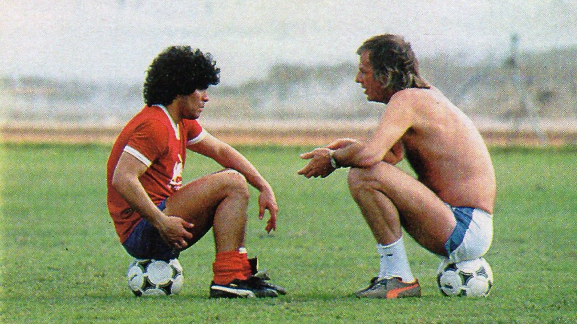 Diego Armando Maradona conversando con Cesar Luis Menotti en un entrenamiento. 