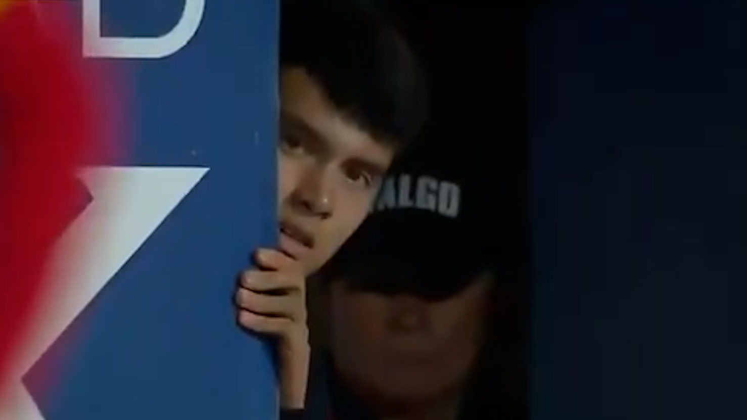 El momento de confusi&oacute;n que caus&oacute; un alcanzapelotas al irrumpir en un partido del f&uacute;tbol chileno: "Pobre chico"