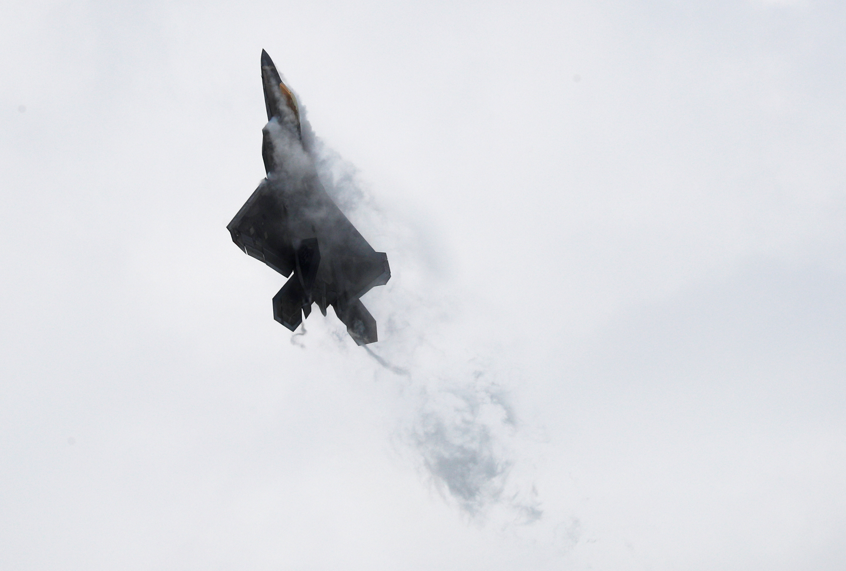 Un F-22 Raptor de la Fuerza Aérea del Pacífico de EEUU realiza una exhibición aérea en el Salón Aeronáutico de Singapur en Singapur el 11 de febrero de 2020. REUTERS/Edgar Su