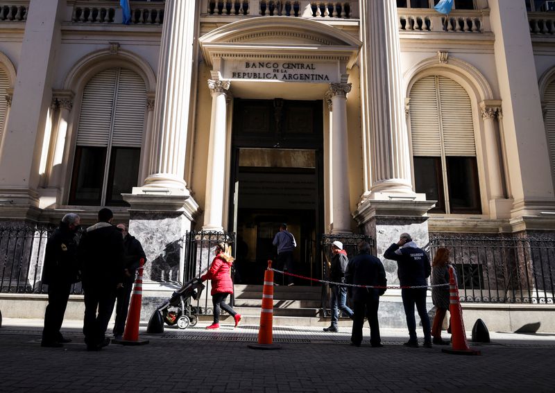 Photo files.  People walk in front of the Central Bank of Argentina, in Buenos Aires, on July 29, 2022. REUTERS/Cristina Sille