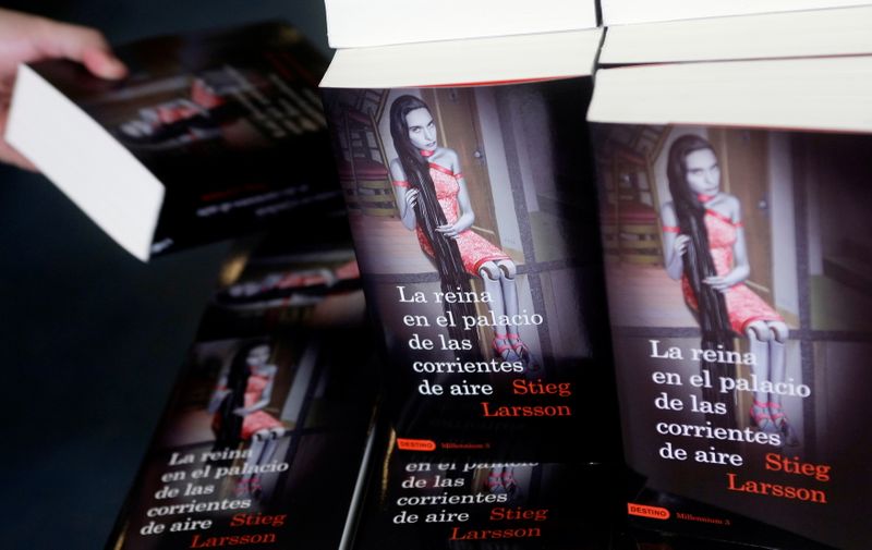 Copias de la novela "La reina en el palacio de las corrientes de aire" escrita por Stieg Larsson, la tercera entrega de la saga Millennium, Madrid, España, 18 junio 2009. (Foto REUTERS/Susana Vera)