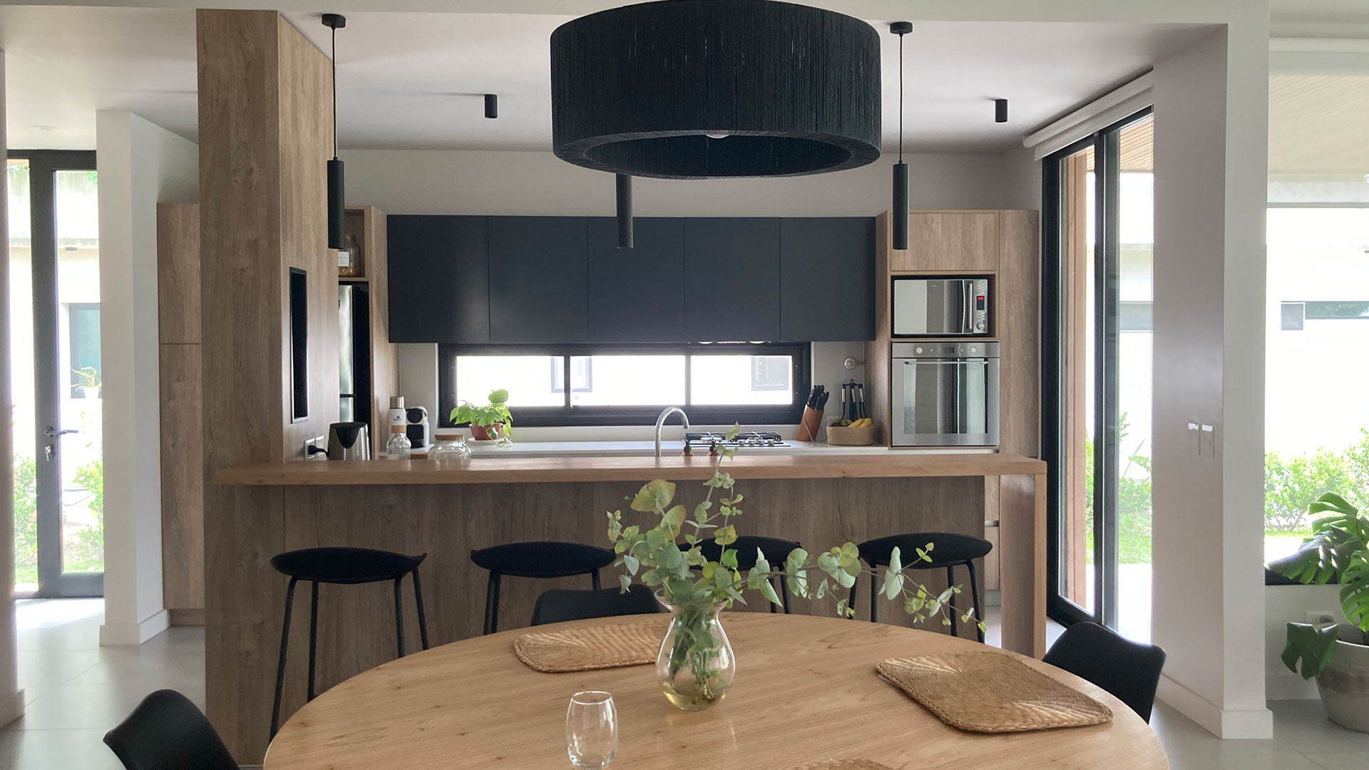 Cocina y comedor de una vivienda modular industrializada