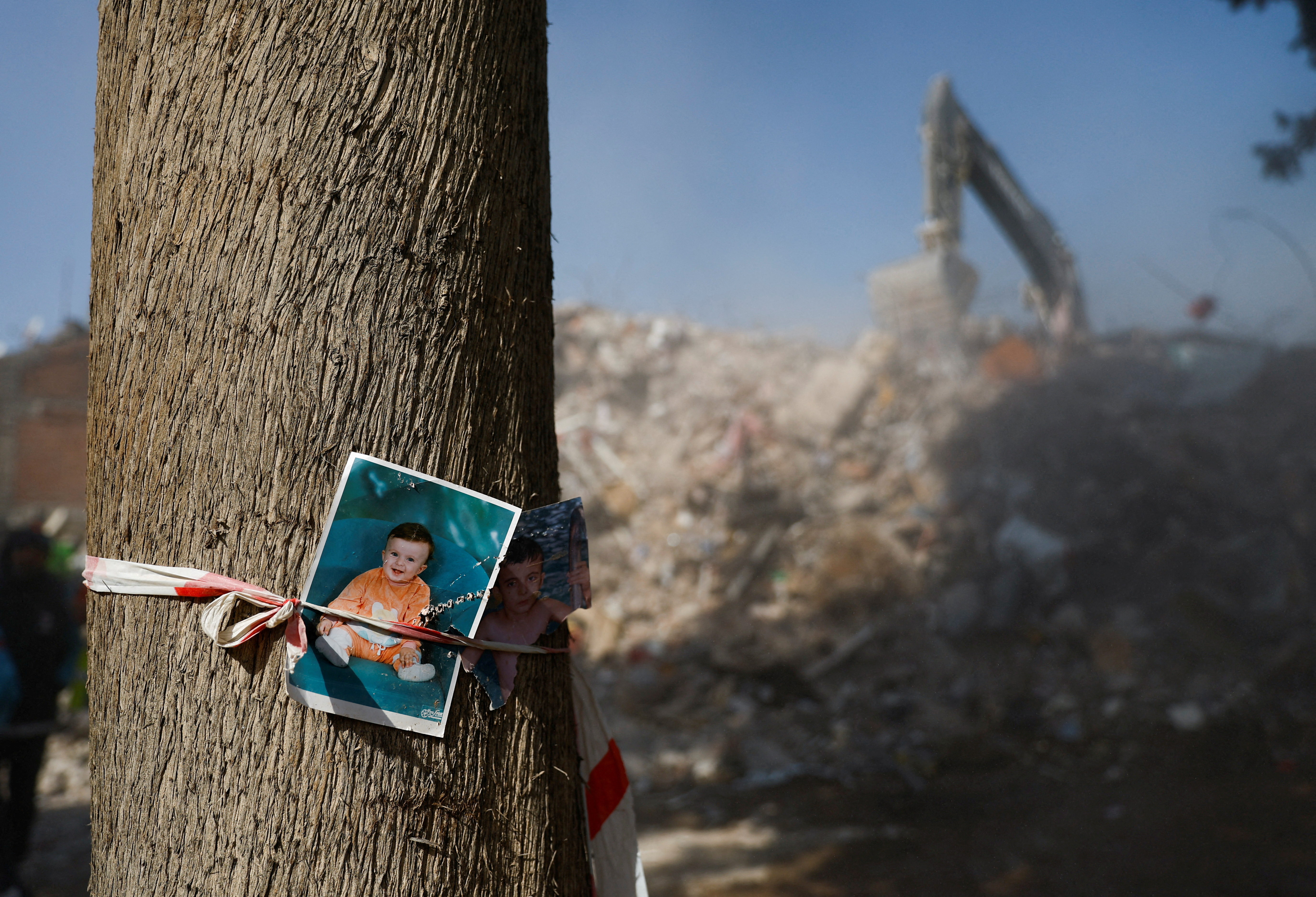 Fotografías de un niño en un árbol cerca de escombros, en las secuelas de un terremoto mortal en Kahramanmaras, Turquía 14 de febrero 2023. REUTERS/Suhaib Salem