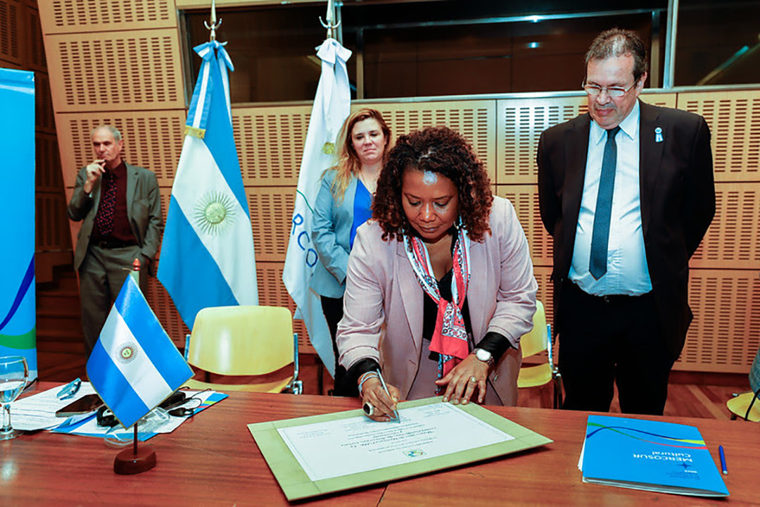 El momento de  la firma del acta de traspaso de la Presidencia Pro Tempore del Mercosur Cultural