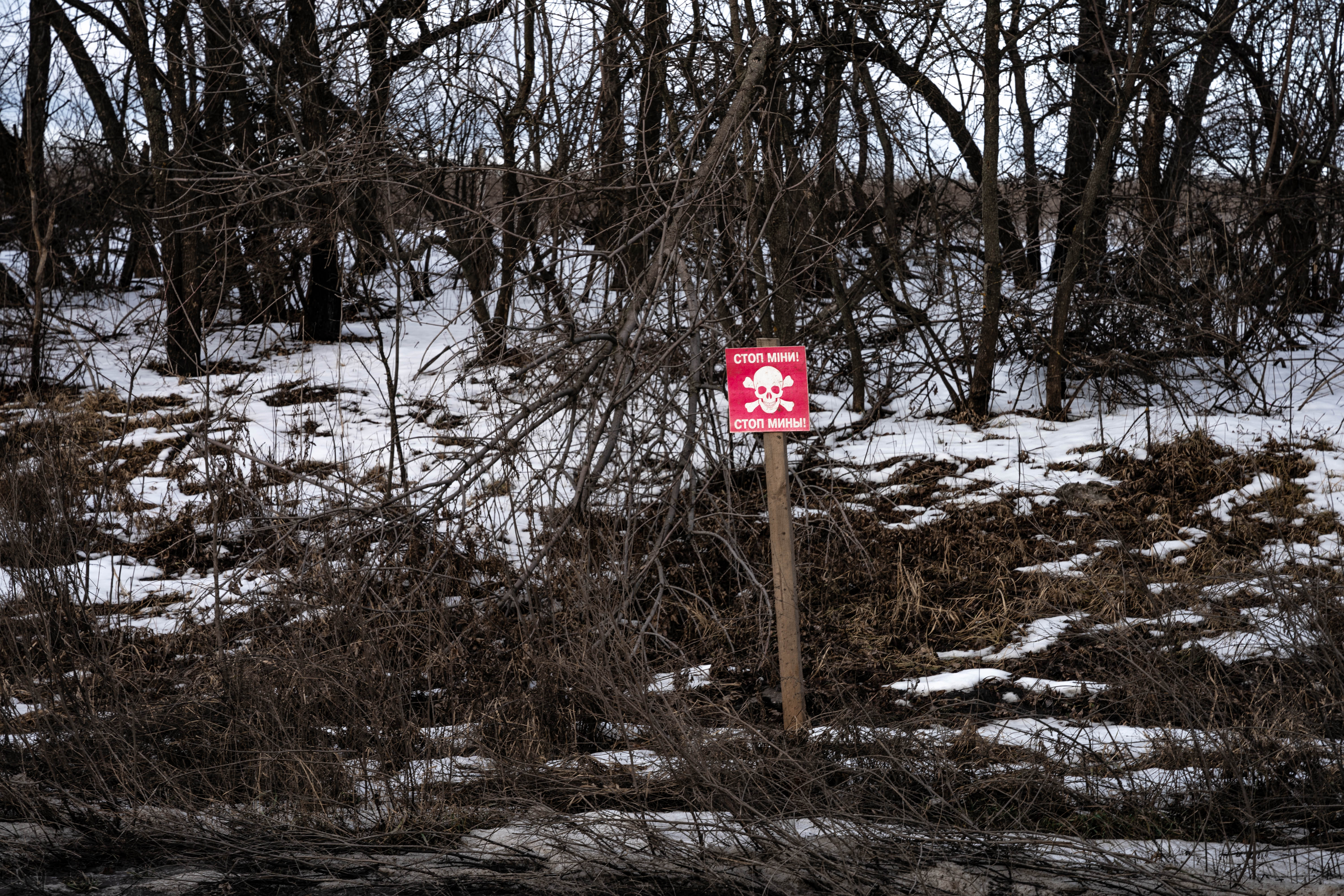 Rutas marcadas por carteles que anuncian la presencia de minas antitanques dan la bienvenida al este de Ucrania, el punto mas caliente de la guerra ubicado en la region del Donbas