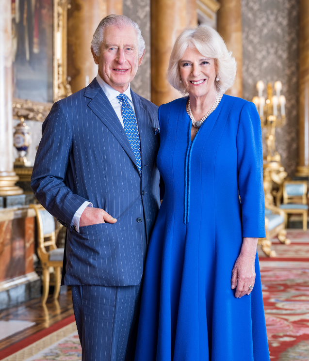 Se difundió una nueva imagen oficial de ambos monarcas británicos, obra del fotógrafo Hugo Burnand, según explicó el Palacio de Buckingham mediante un comunicado. (TWITTER)