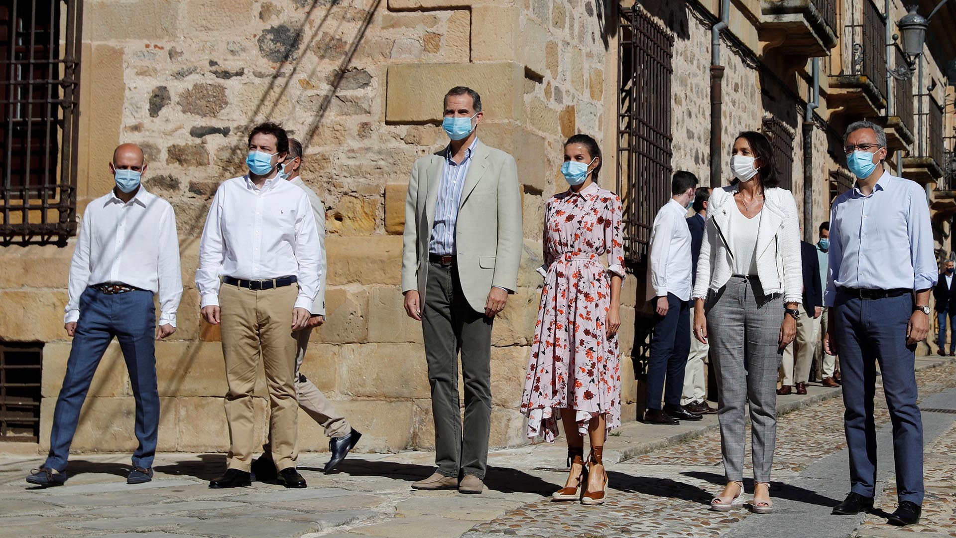 Los monarcas posan junto a la ministra de Industria, Comercio y Servicios, Reyes Maroto. El objetivo de la gira de los reyes por España es interiorizarse sobre las diferentes situaciones sociales y económicas, que dejó el estado de emergencia impuesto por la pandemia de COVID-19