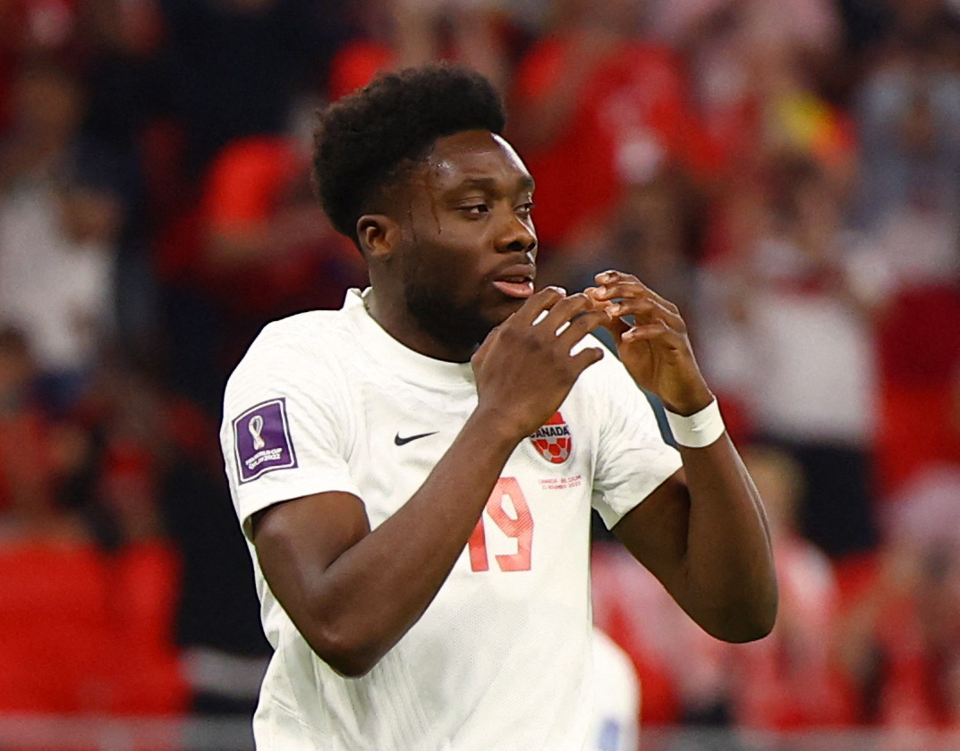 Alphonso Davies se perdió una oportunidad única para abrir el marcador ante Bélgica (REUTERS/Kai Pfaffenbach)