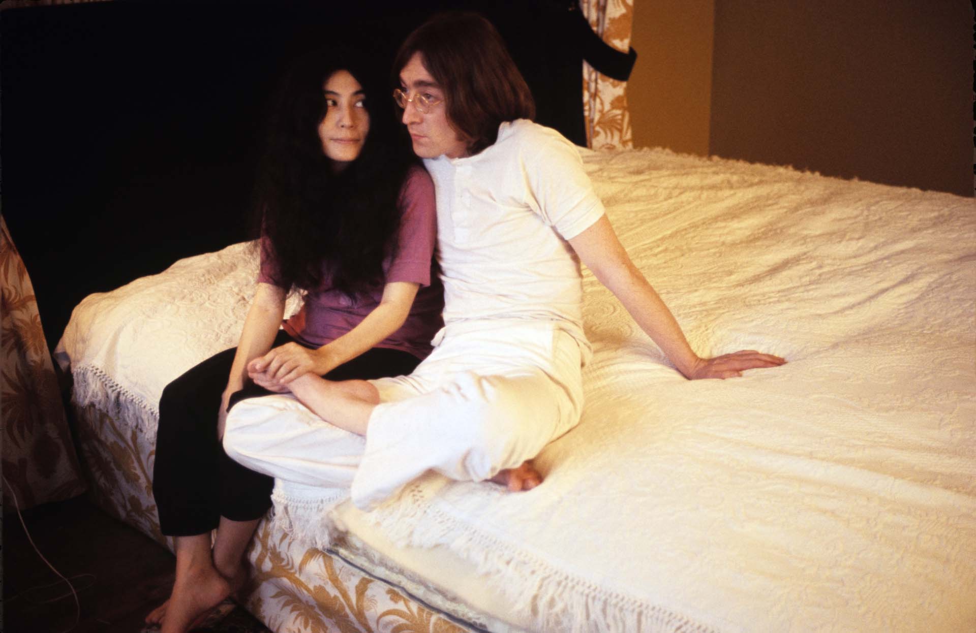 John y Yoko se enamoraron cuando ambos estaban casados. La pareja se convirtió en una escándalo y ella en la mala de la película (Susan Wood/Getty Images)