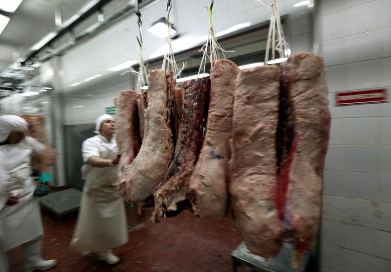 Un trabajador acomoda reses de carne en una planta en San Fernando, Argentina. Foto: REUTERS