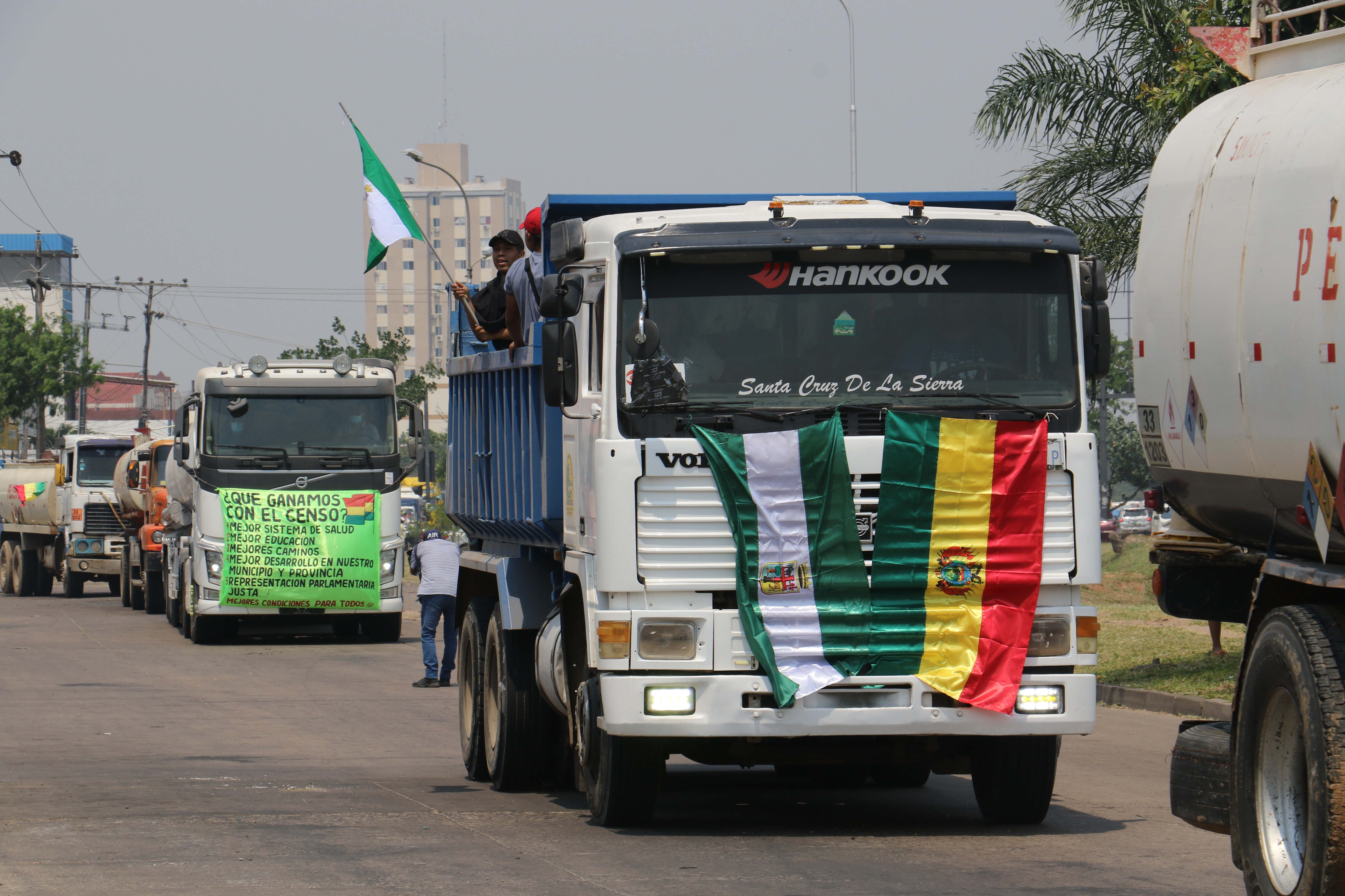 Camioneros de transporte pesado de Bolivia realizan hoy una caravana durante el vigésimo día de huelga en la mayor región boliviana. EFE/Juan Carlos Torrejón
