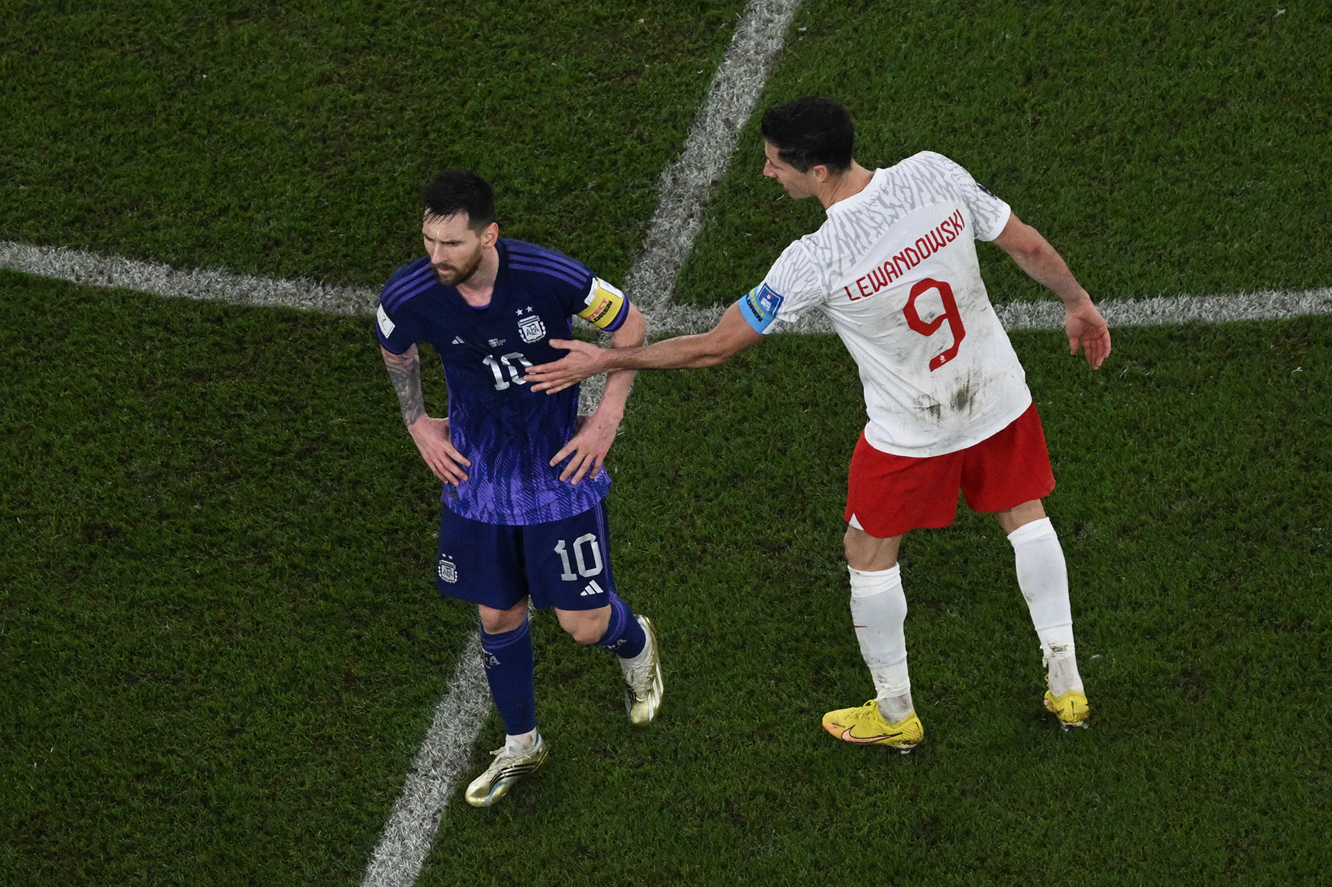 El tenso cruce entre Messi y Lewandowski sobre el final del triunfo de Argentina ante Polonia por el Mundial Qatar 2022