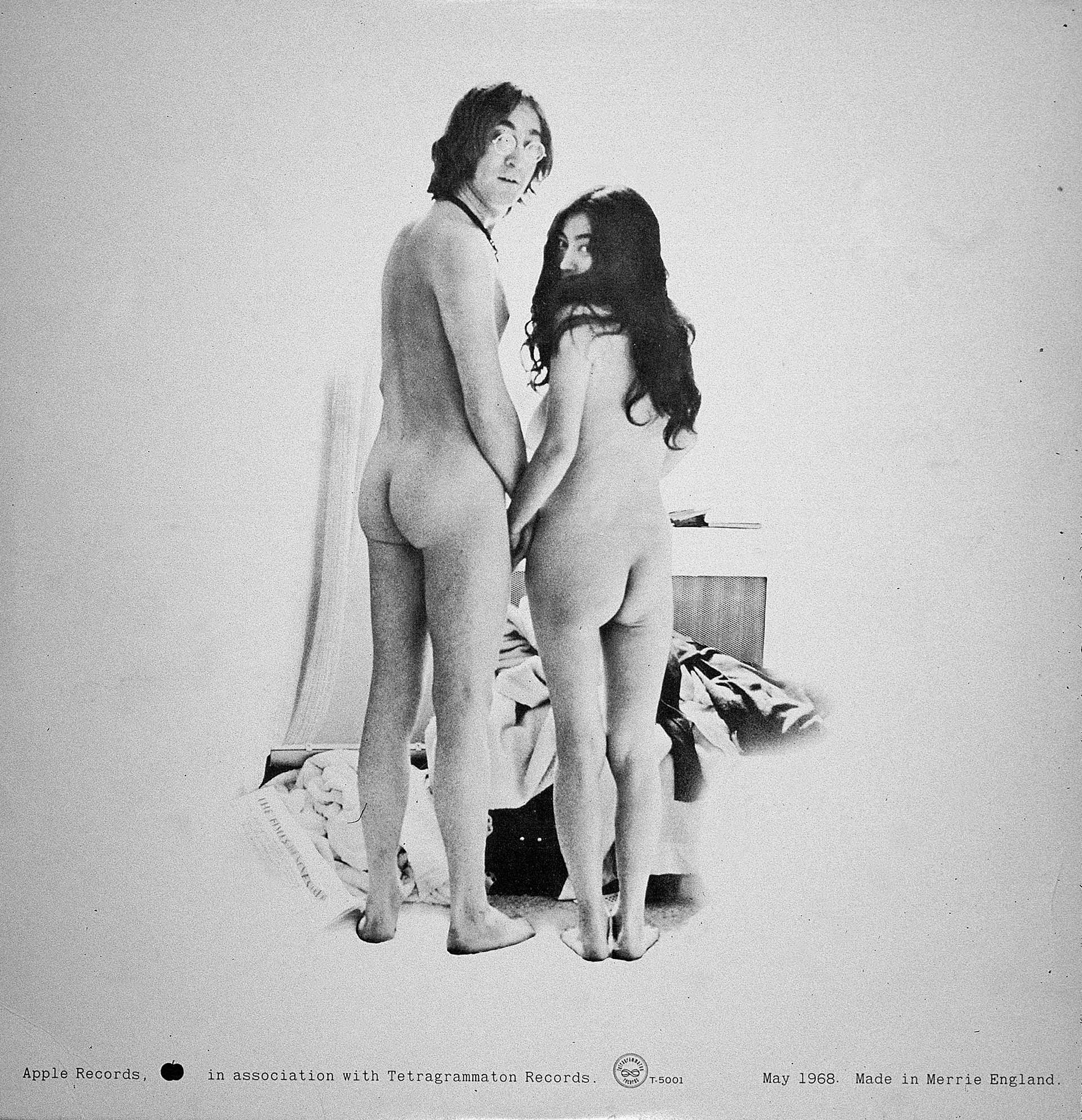 La tapa del disco Two Virgins, de John y Yoko en 1968. Ambos decidieron estar completamente desnudos, el beatle se dejó sus anteojos puestos (Blank Archives/Getty Images)