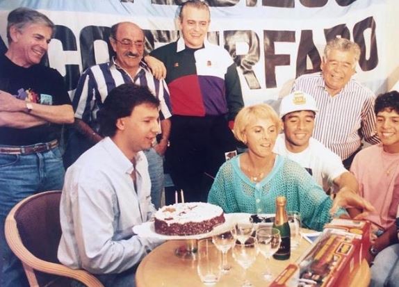 1993: el Bambino junto al círculo íntimo de Maradona en el festejo de su cumpleaños. Figuran también su representante Marcos Franchi, Coco y Claudia Villafañe, Don Diego y Lalo 
