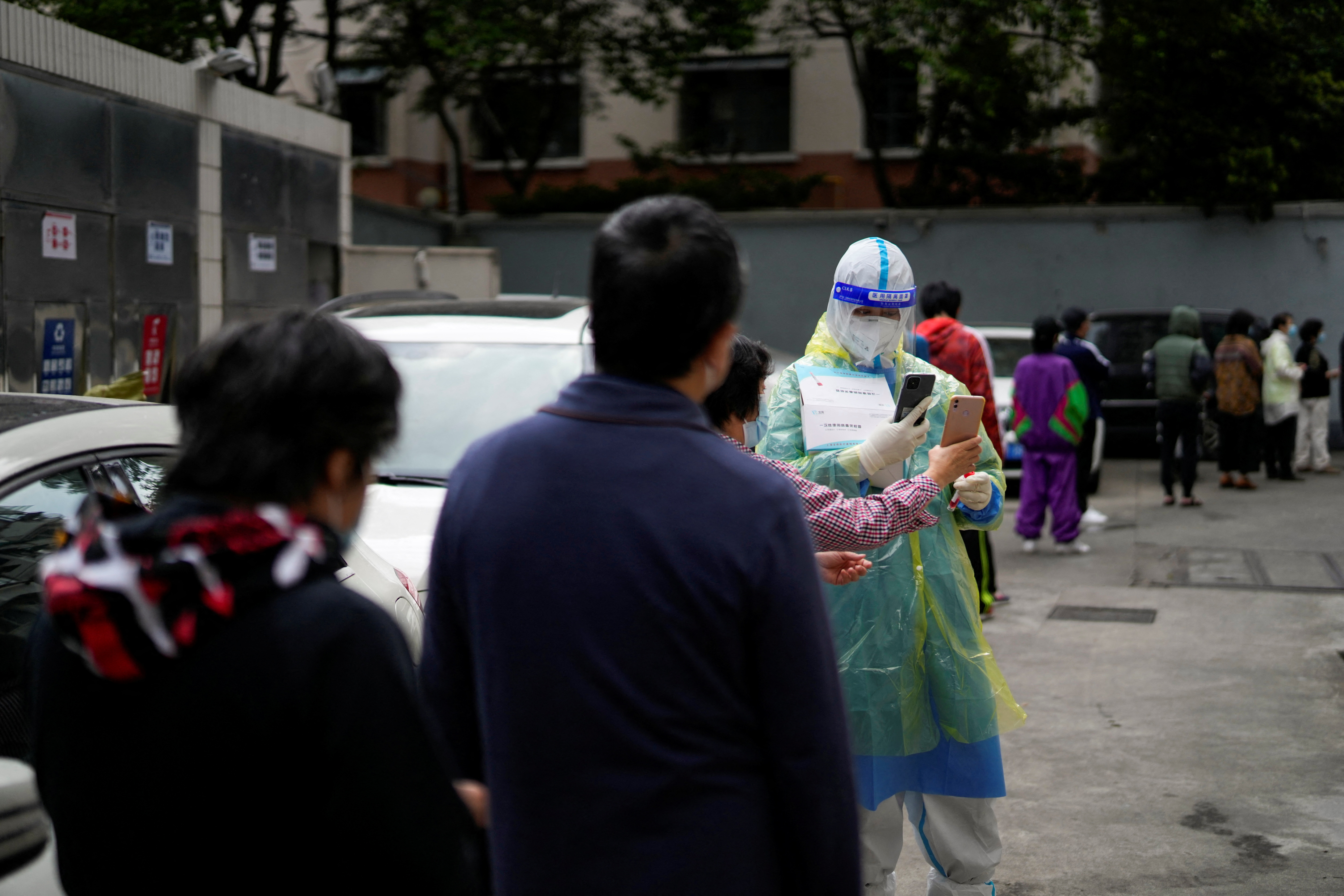 Los residentes hacen fila para las pruebas de ácido nucleico durante el encierro en Shanghái. REUTERS/Aly Song