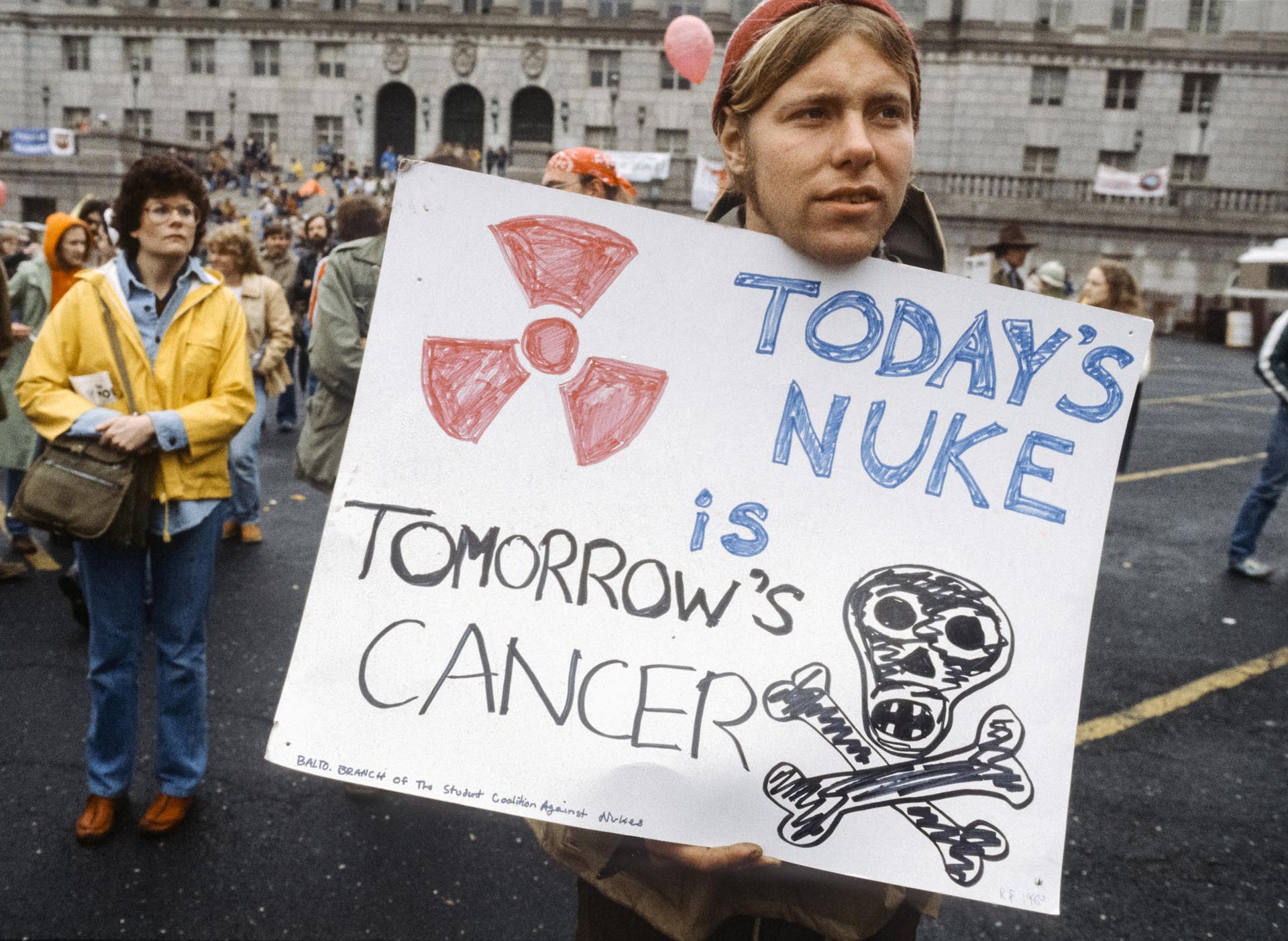 Un joven asiste a la manifestación contra la energía nuclear, en Washington DC, el 6 de mayo de 1979. Sostiene un cartel que dice: "La bomba nuclear de hoy es el cáncer de mañana". La manifestación, que atrajo a más de 125.000 participantes, fue una de una serie de grandes protestas realizadas a raíz de la fusión parcial del reactor en la Estación de Generación Nuclear Three Mile Island de Pensilvania a principios de ese año (Leif Skoogfors/Corbis vía Getty Images)
