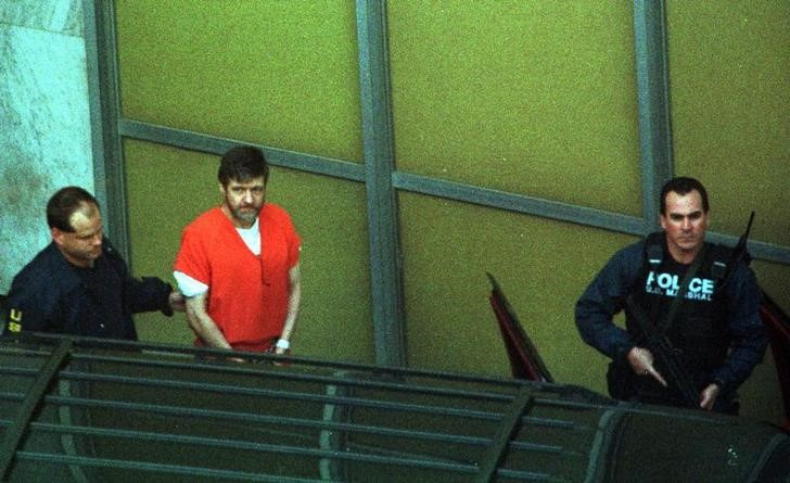 Imagen de archivo del "Unabomber" Ted Kaczynski escoltado por policías en un tribunal de Sacramento, California, EEUU, el 22 de enero de 1998 (Reuters)