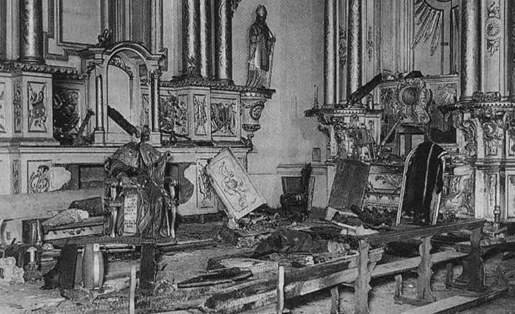 Interior de la iglesia de San Ignacio, luego del incendio y de los saqueos.