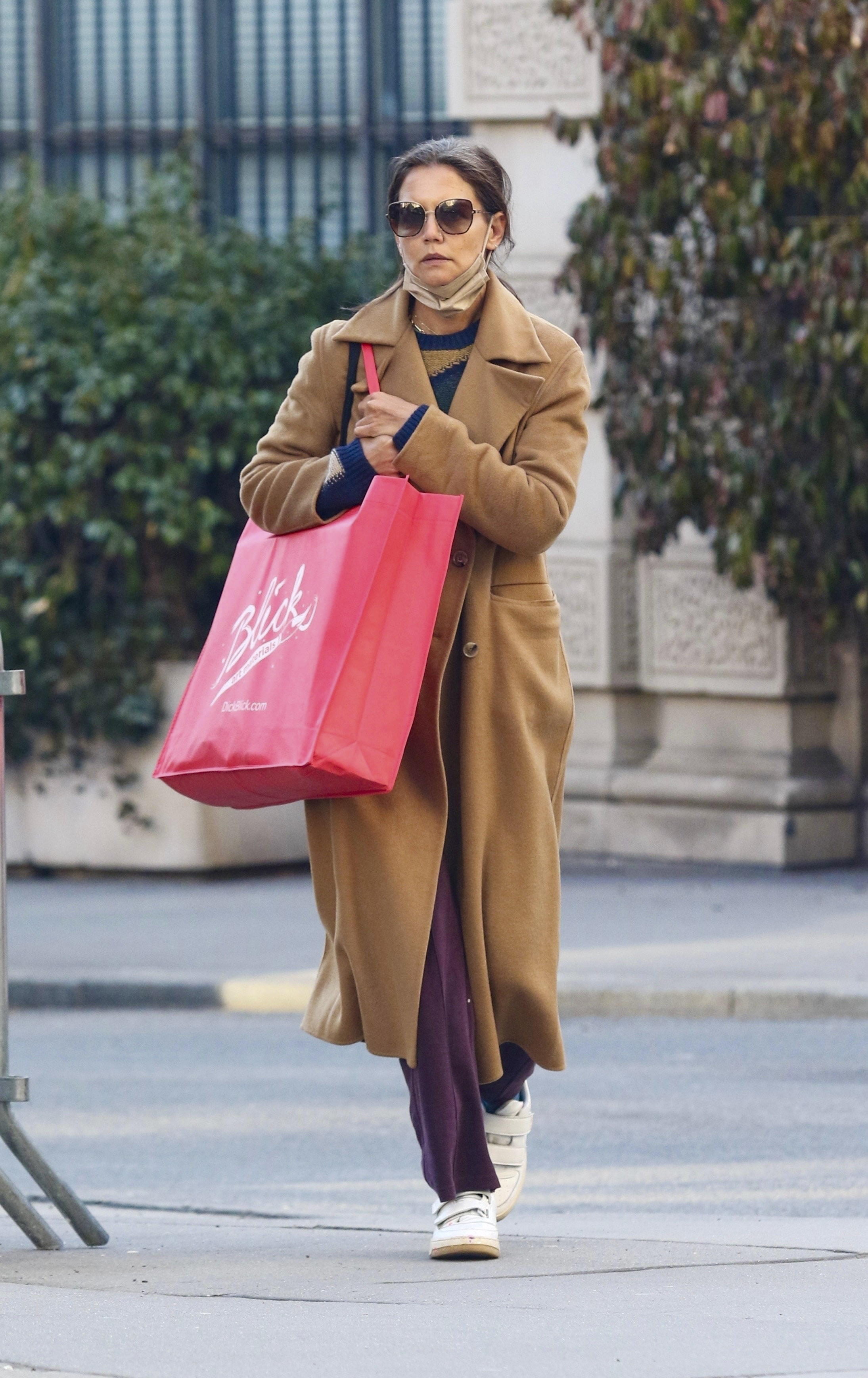 Día de compras. Katie Holmes recorrió las tiendas más exclusivas de una reconocida zona de Nueva York. La actriz cargó las bolsas y lució un pantalón oscuro, sweater bicolor y tapado marrón (Fotos: The Grosby Group)