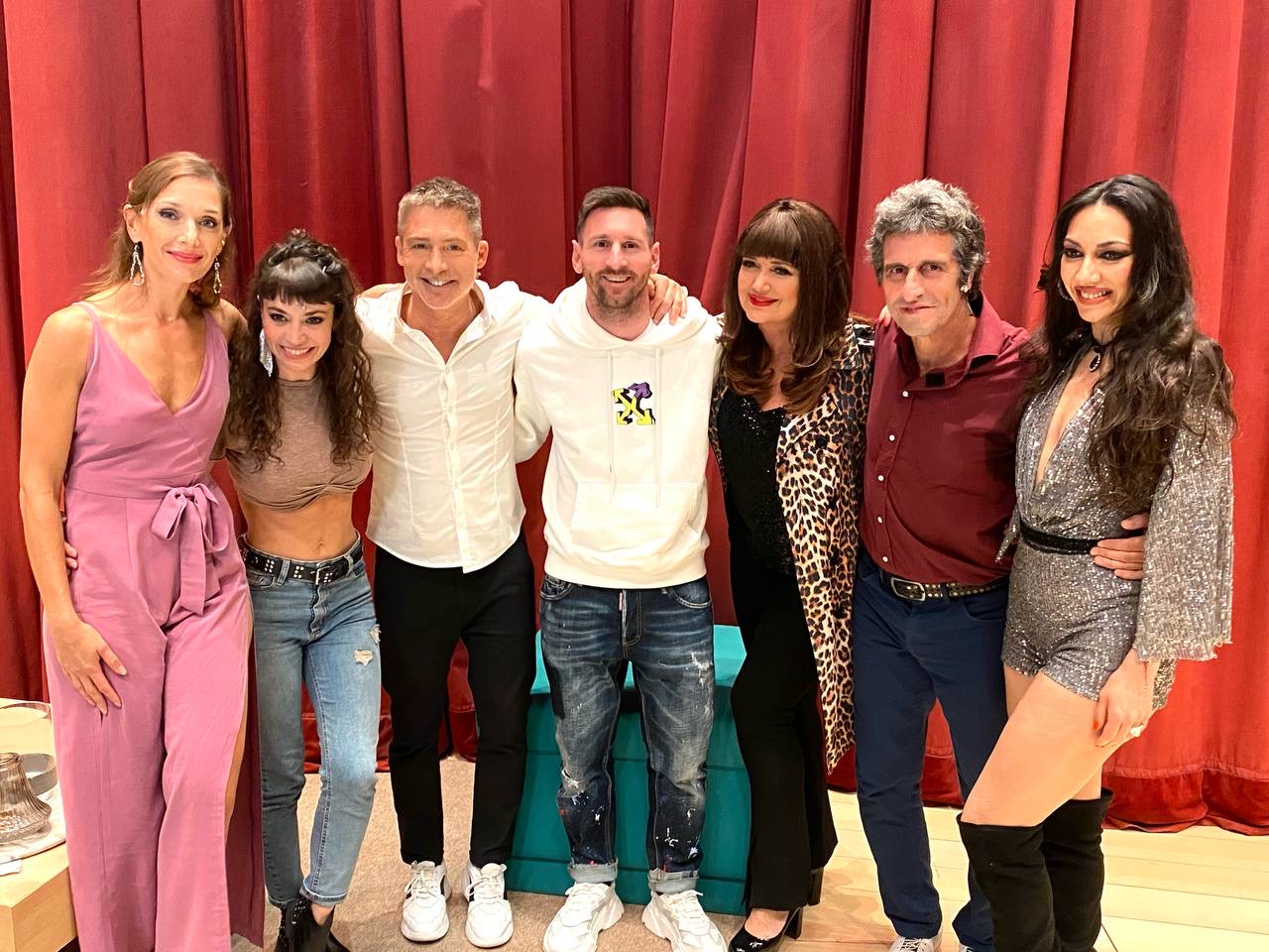 Lionel Messi junto al elenco de 